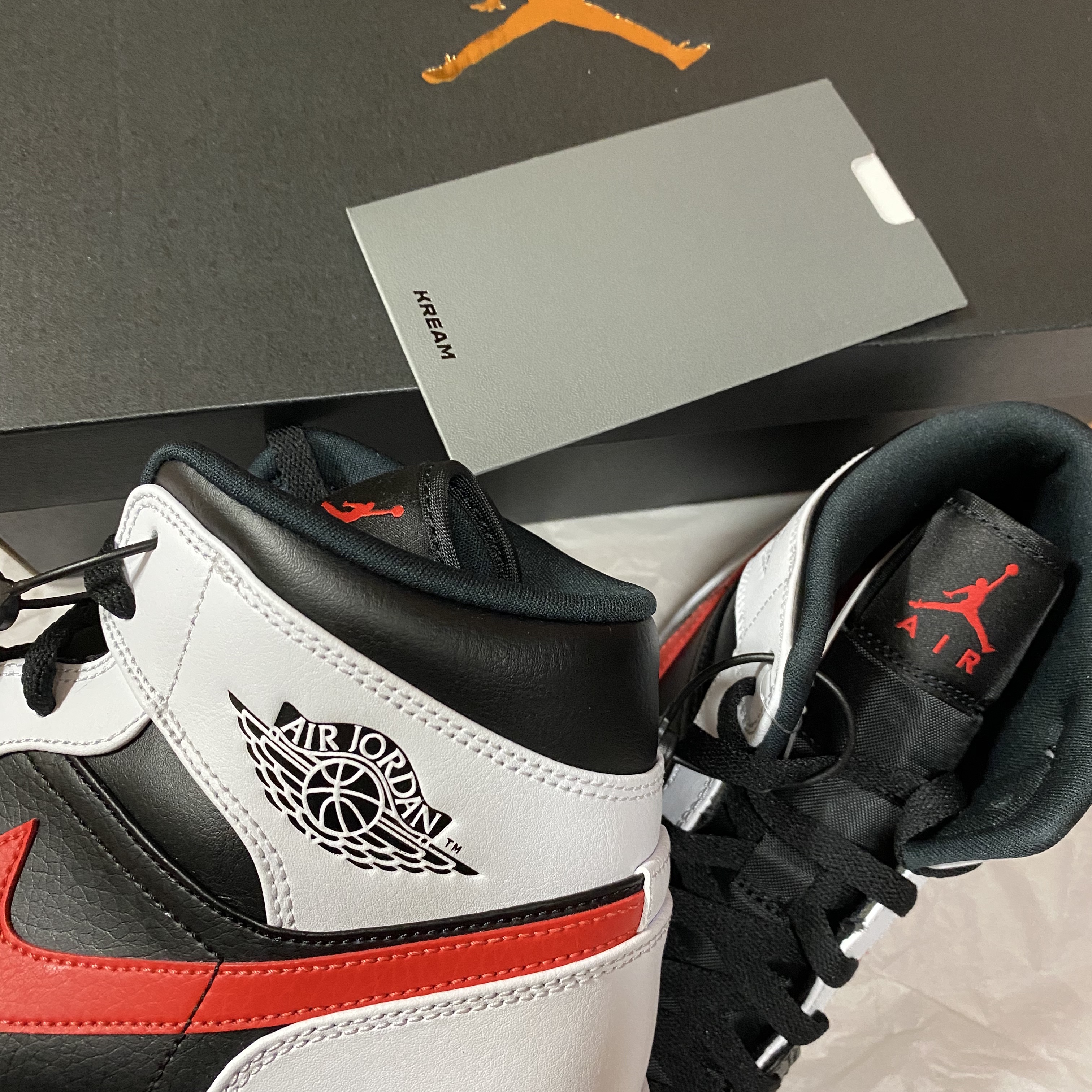 Jordan 1 Mid Black Chile Red 착용 스타일 - 1