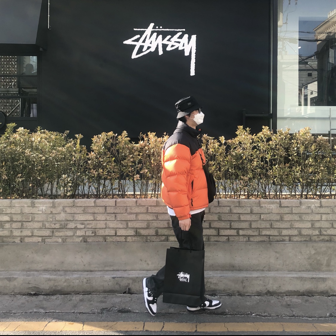 Nike Dunk Low Retro Black, The North Face 1996 Eco Nuptse Jacket Orange 착용 스타일