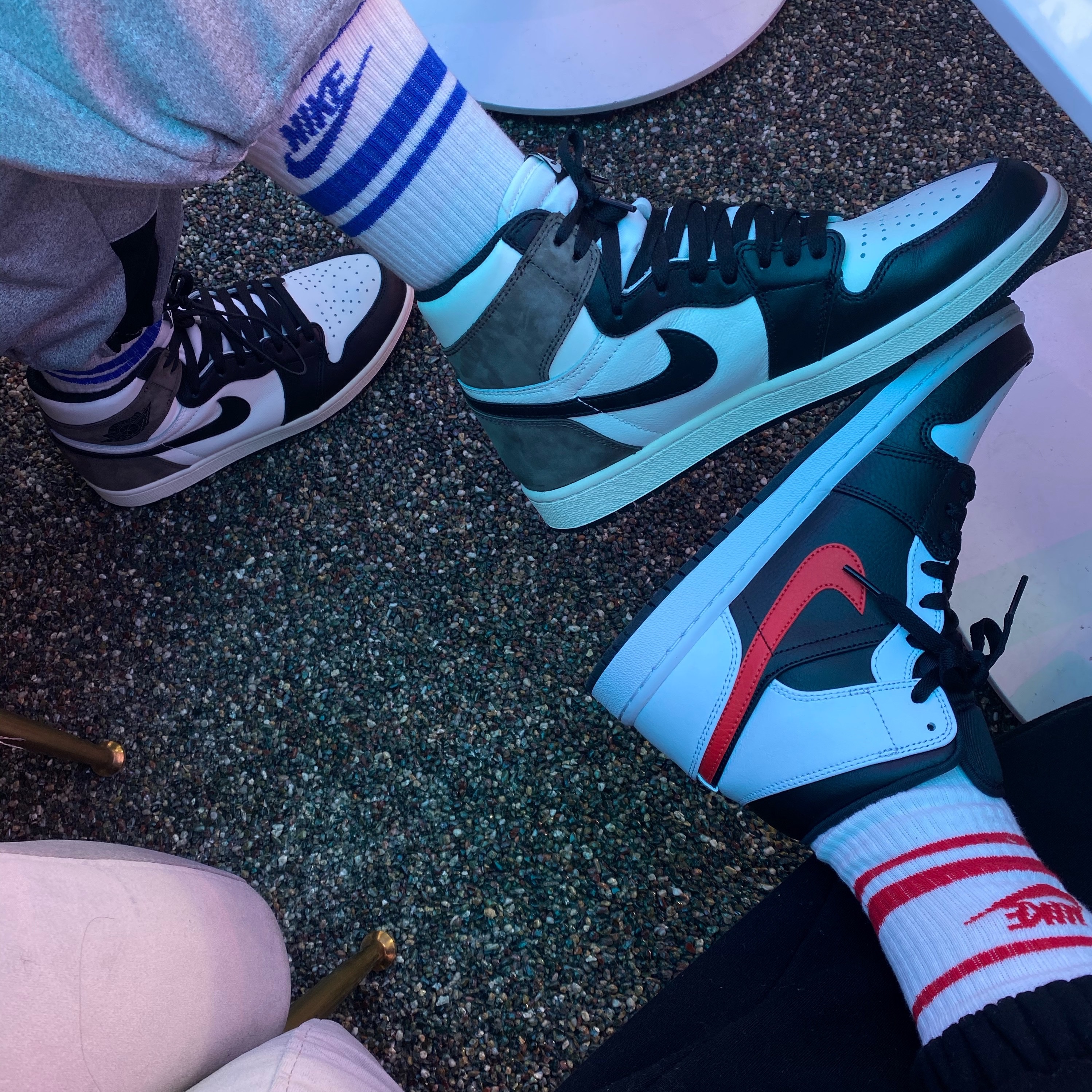 Jordan 1 Mid Black Chile Red, Jordan 1 Retro High OG Black Mocha 착용 스타일