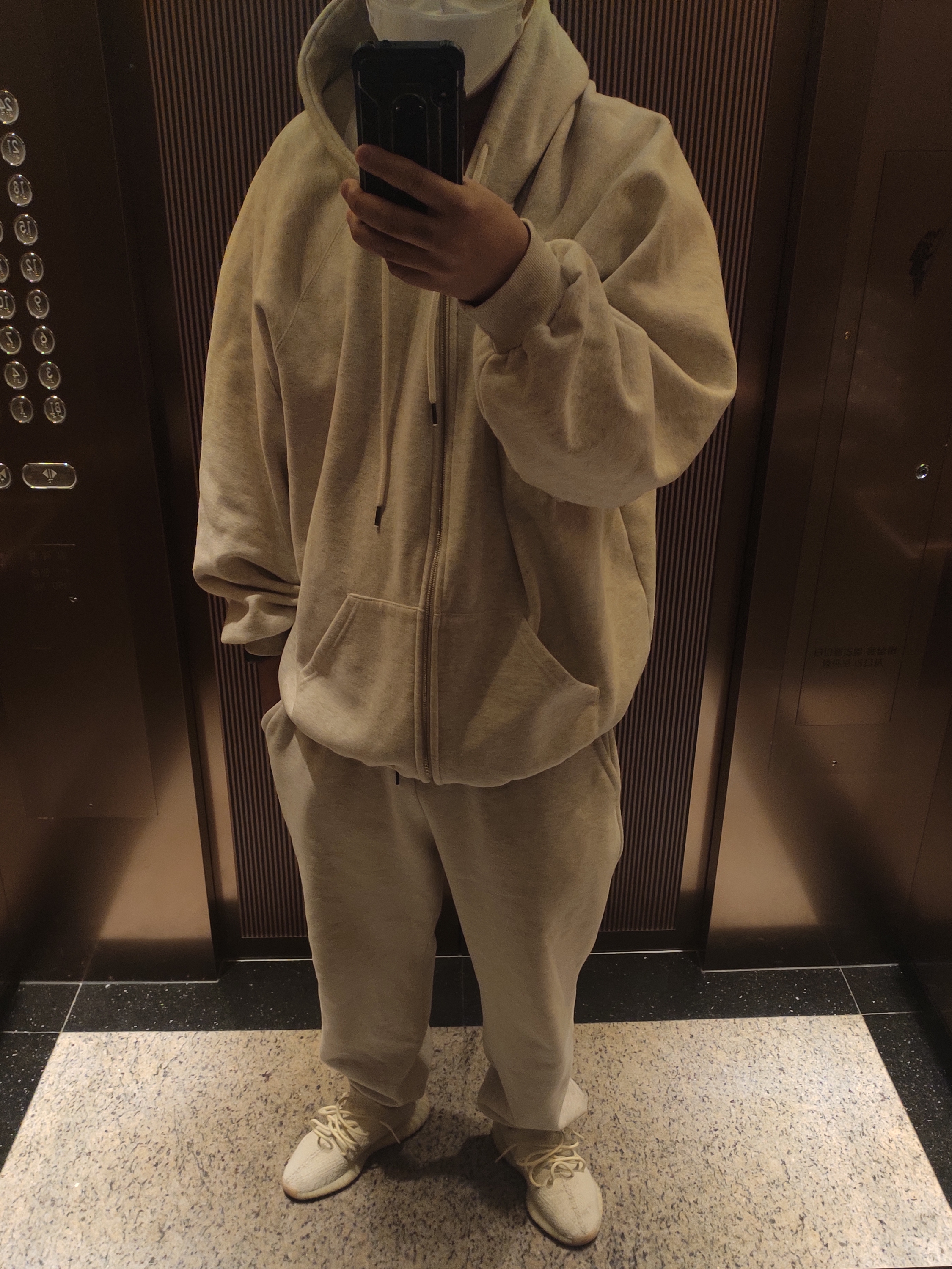 Adidas Yeezy Boost 350 V2 Butter 착용 스타일