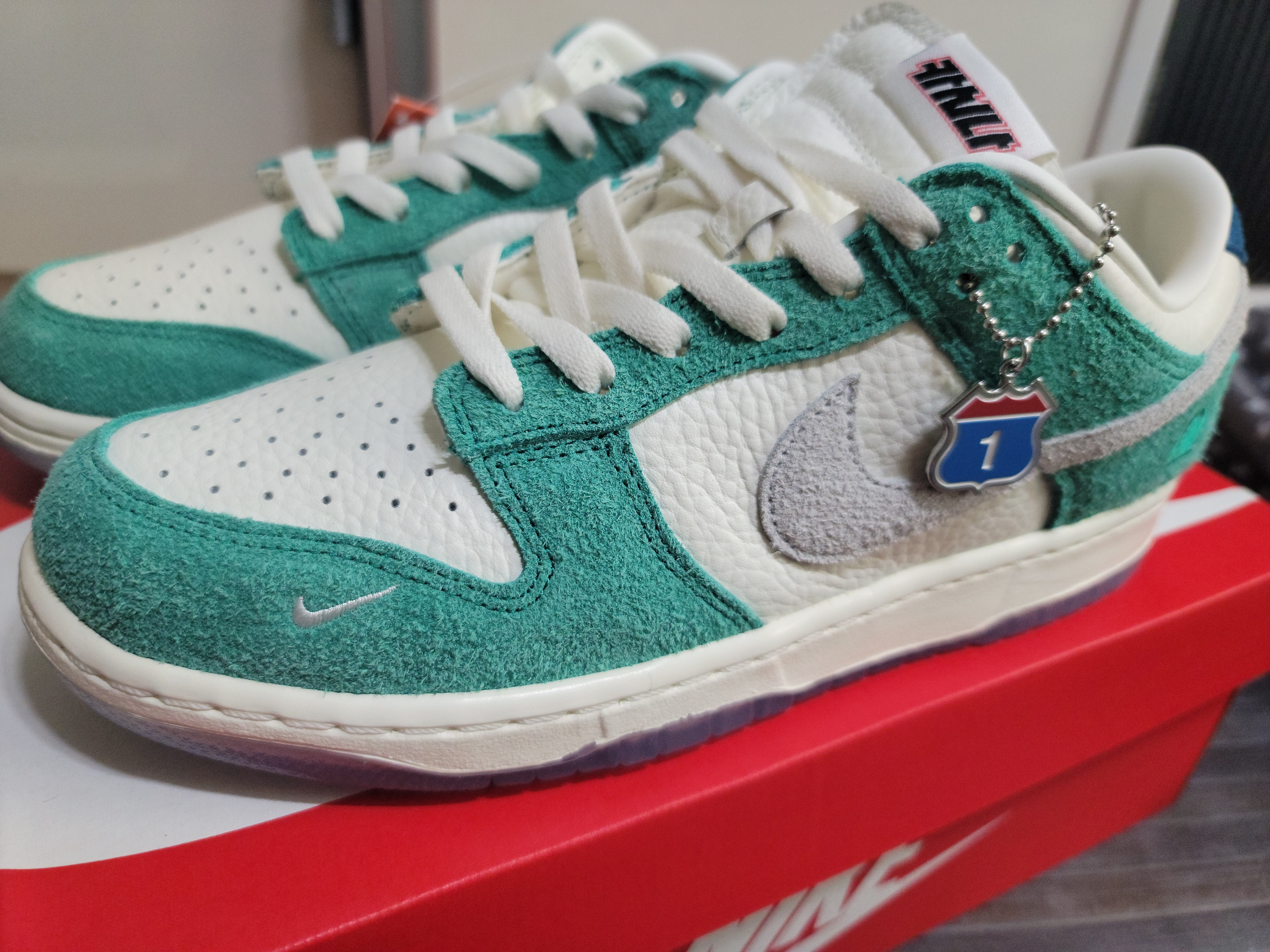Nike x Kasina Dunk Low Road Sign - Kasina Exclusive 착용 스타일 - 1