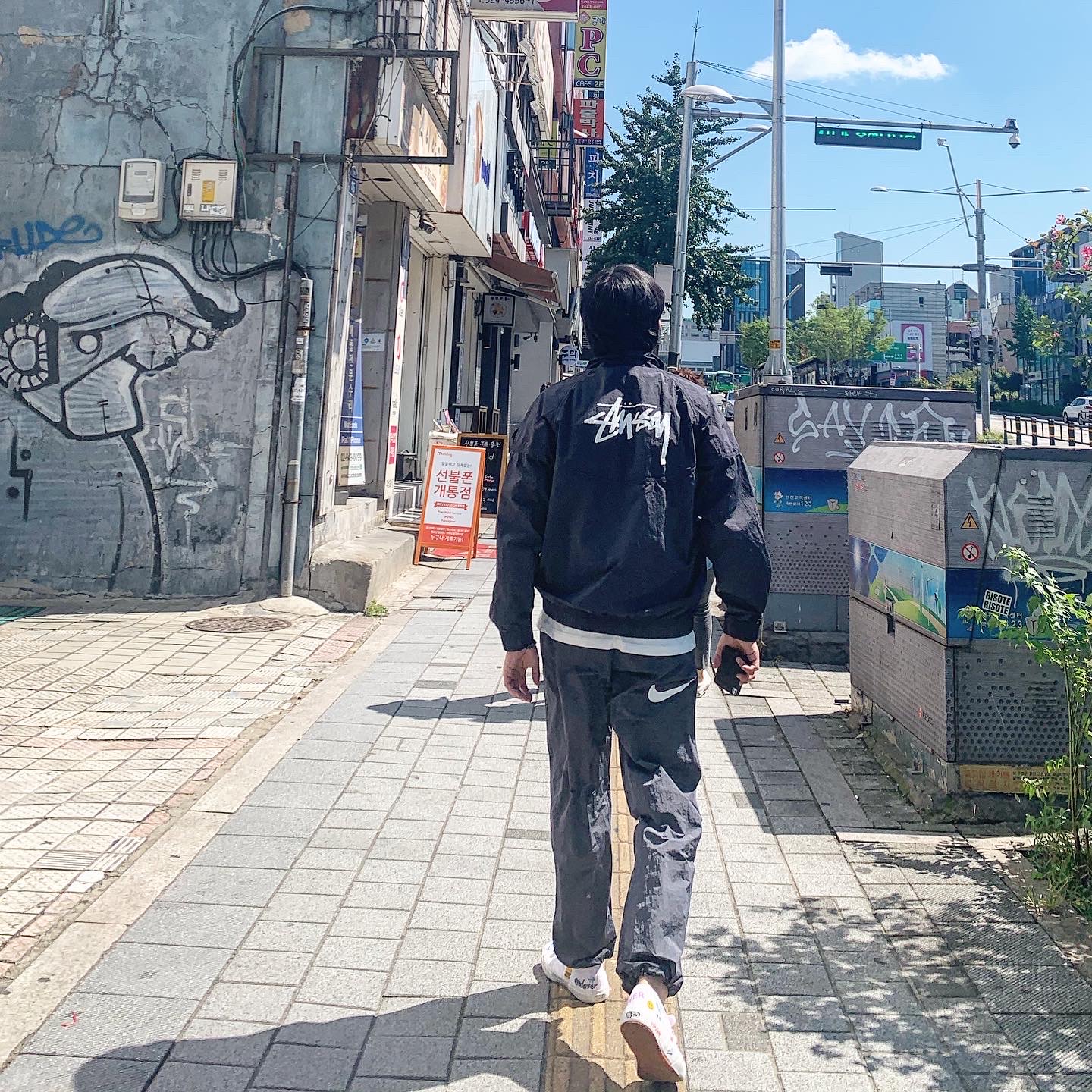 Nike x Stussy Beach Pants Off Noir, Nike x Stussy Windrunner Jacket Off Noir 착용 스타일