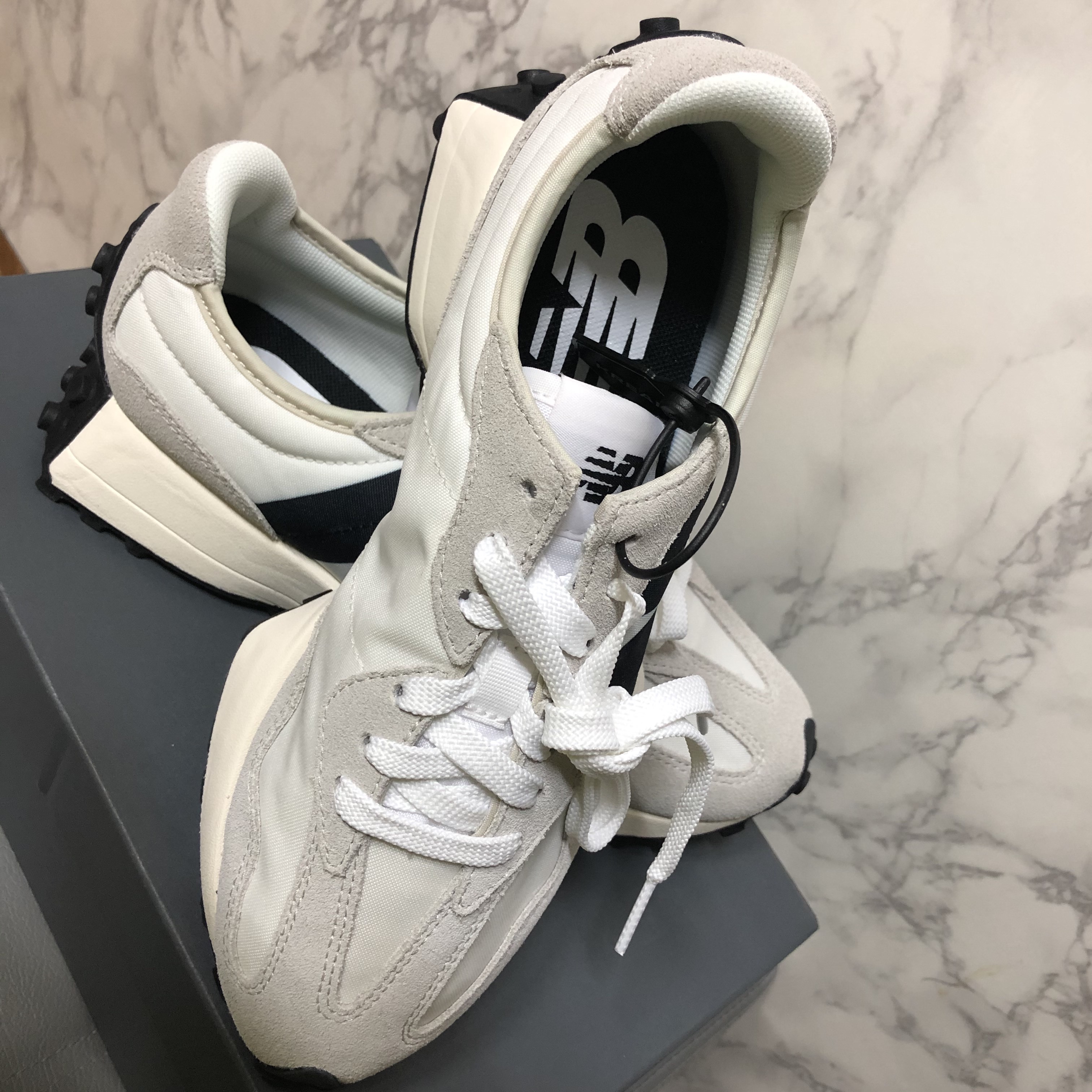 New Balance 327 White Black 착용 스타일 - 1