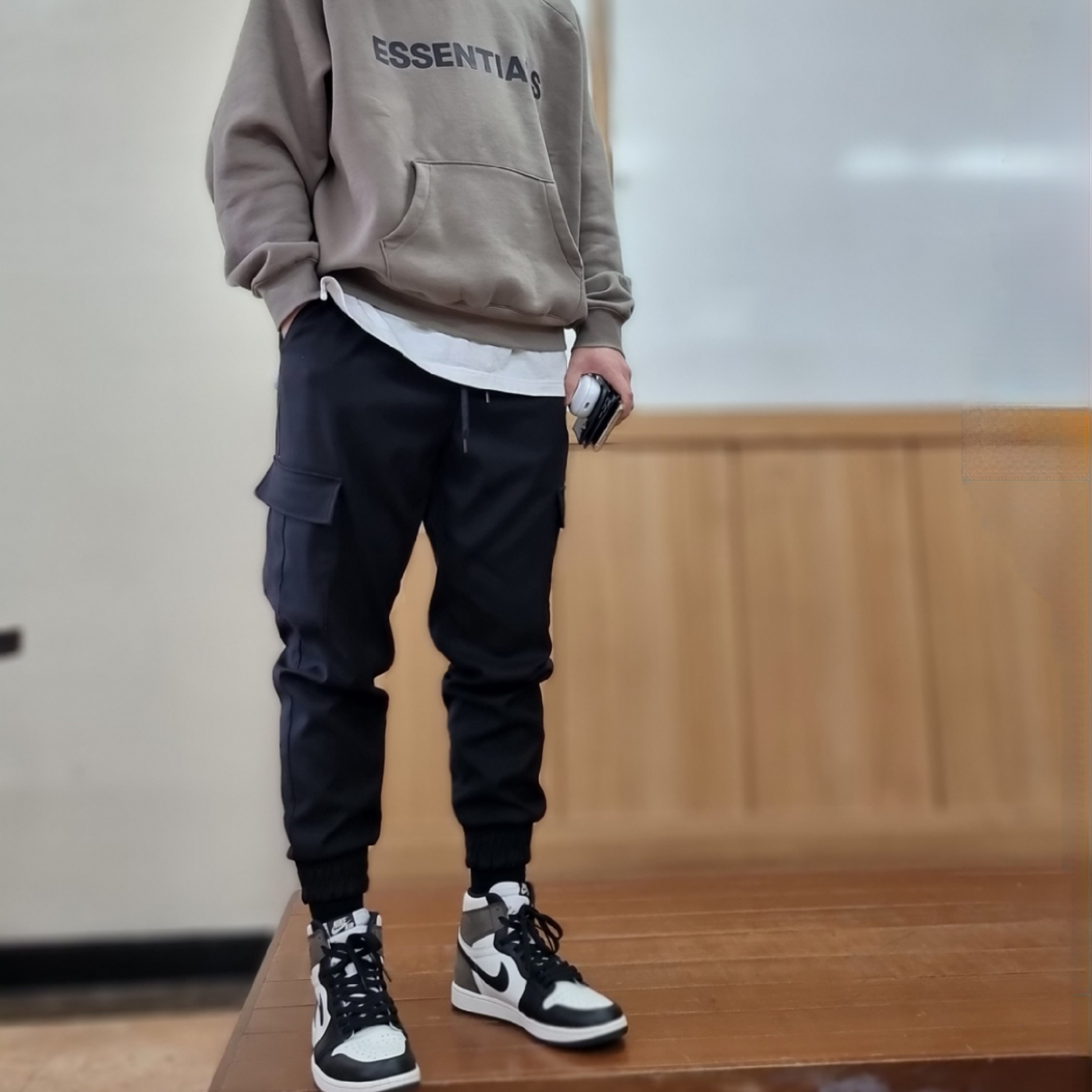 Jordan 1 Retro High OG Black Mocha, Essentials 3D Silicon Applique Pullover Hoodie Taupe - 20FW 착용 스타일