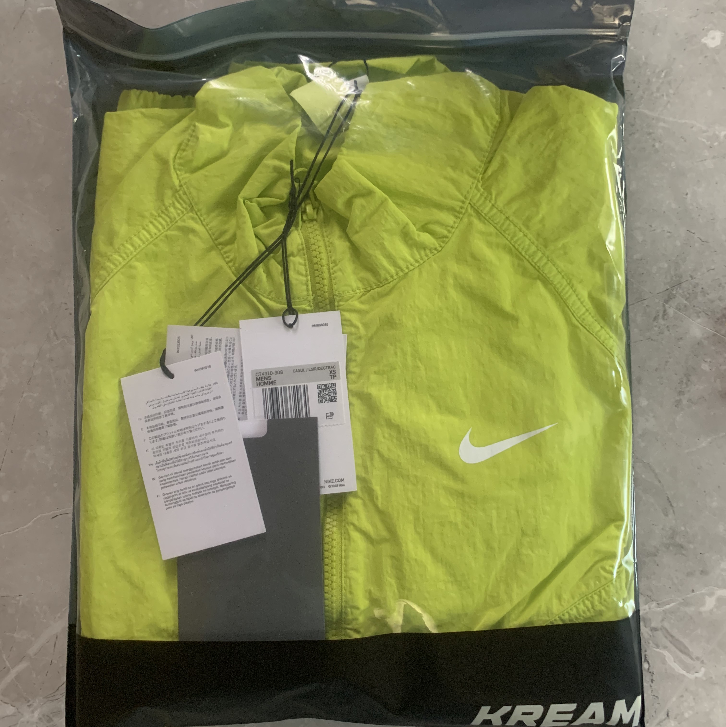 Nike x Stussy Windrunner Jacket Bright Cactus 착용 스타일