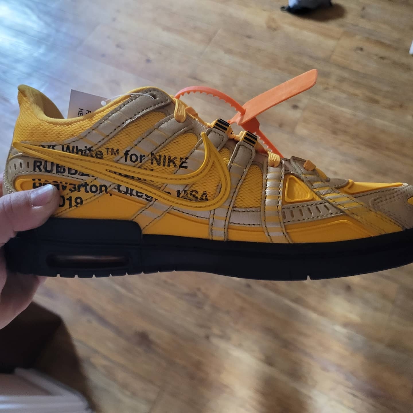 Nike x Off-White Air Rubber Dunk University Gold 착용 스타일 - 4