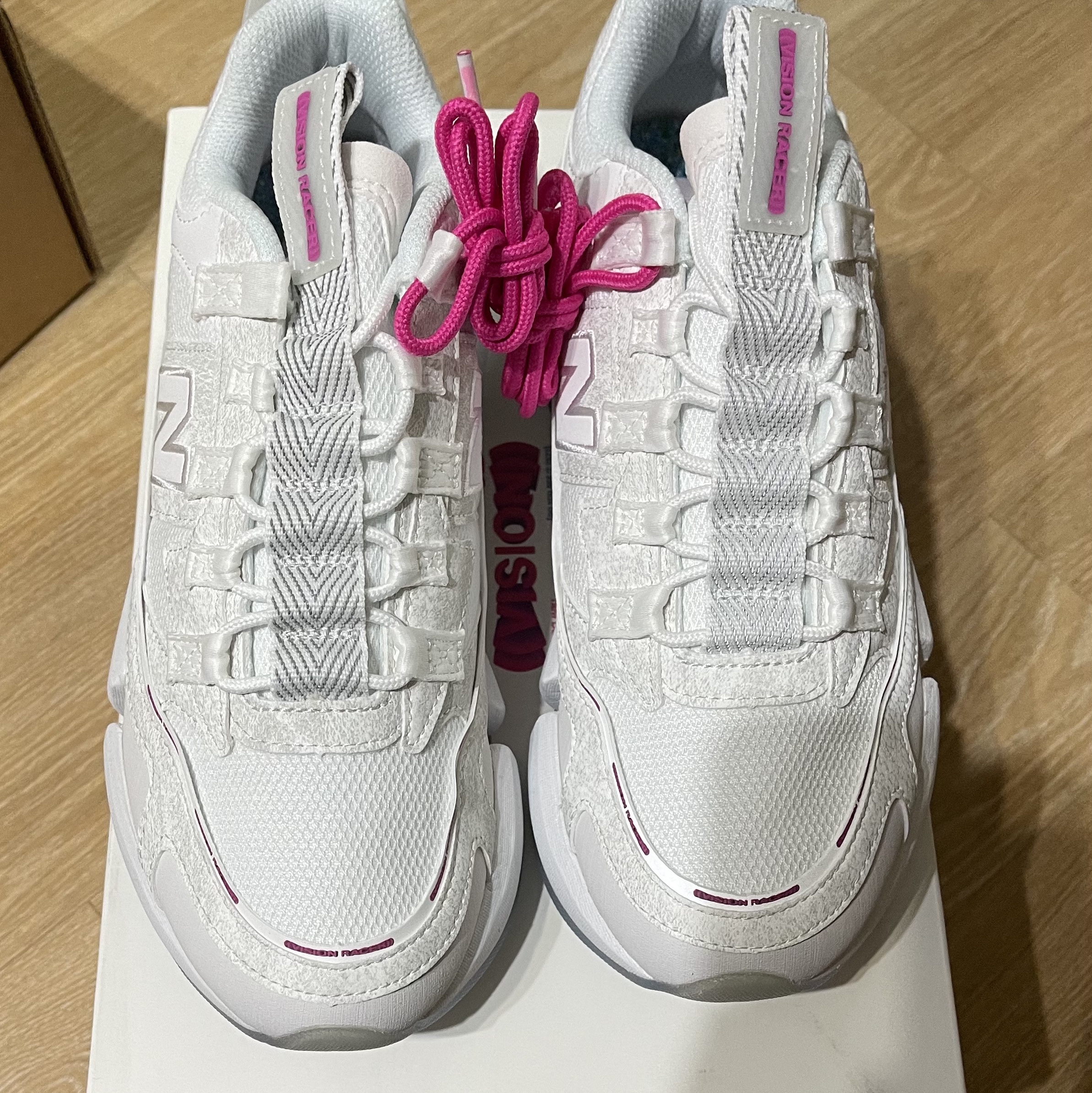 New Balance x Jaden Smith Vision Racer White Pink 착용 스타일 - 2