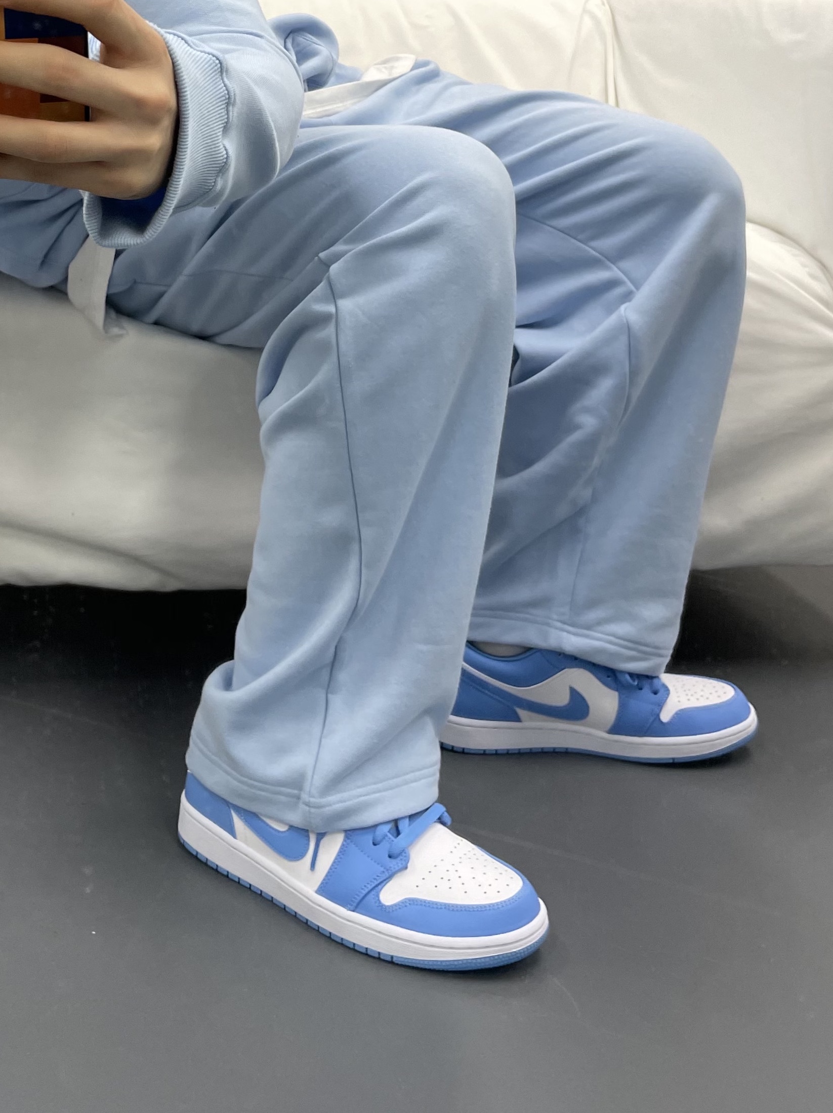 (W) Jordan 1 Low UNC University Blue 착용 스타일 - 2
