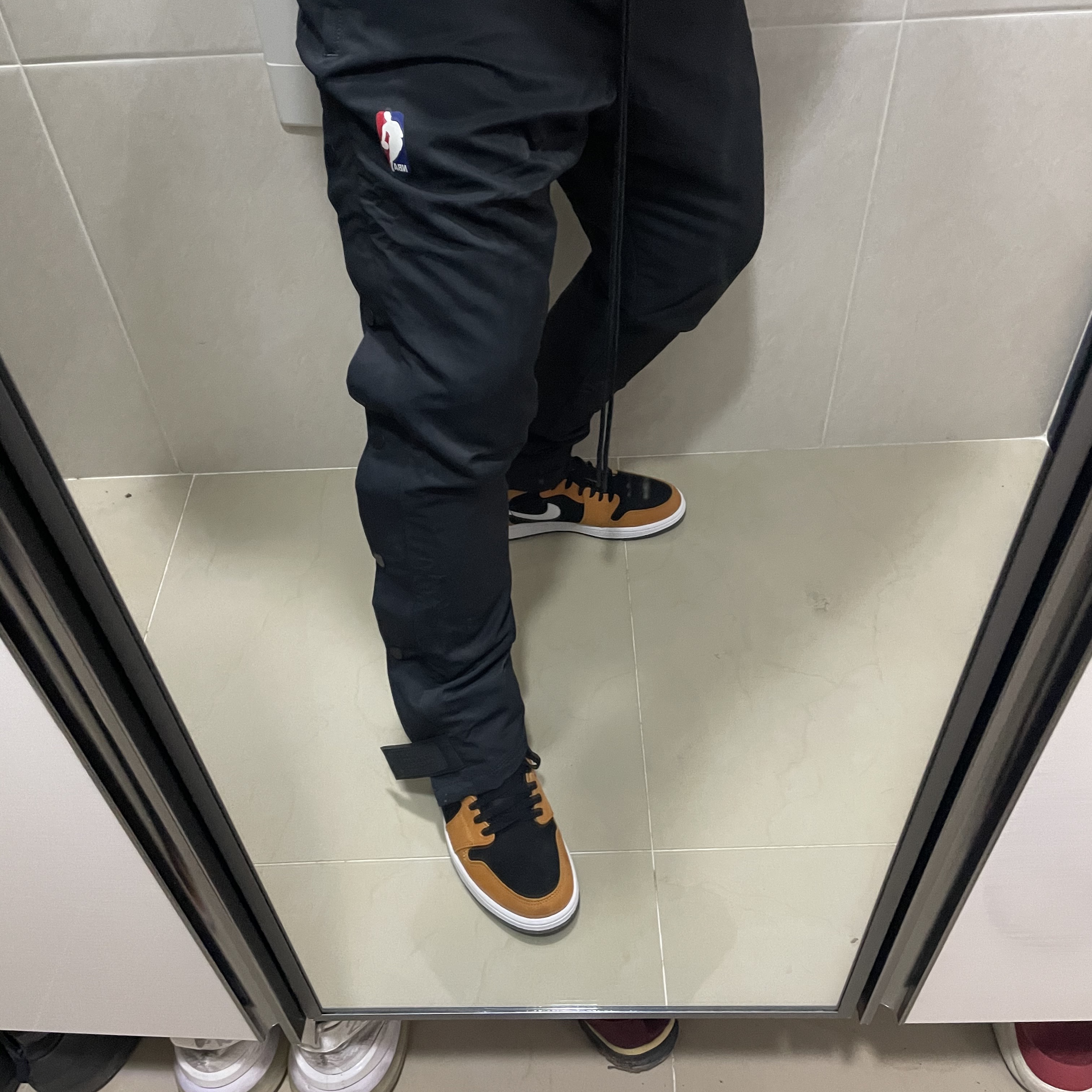Jordan 1 Zoom Air CMFT Monarch Orange, Nike x Fear of God Warm Up Pants Off Noir 착용 스타일 - 4