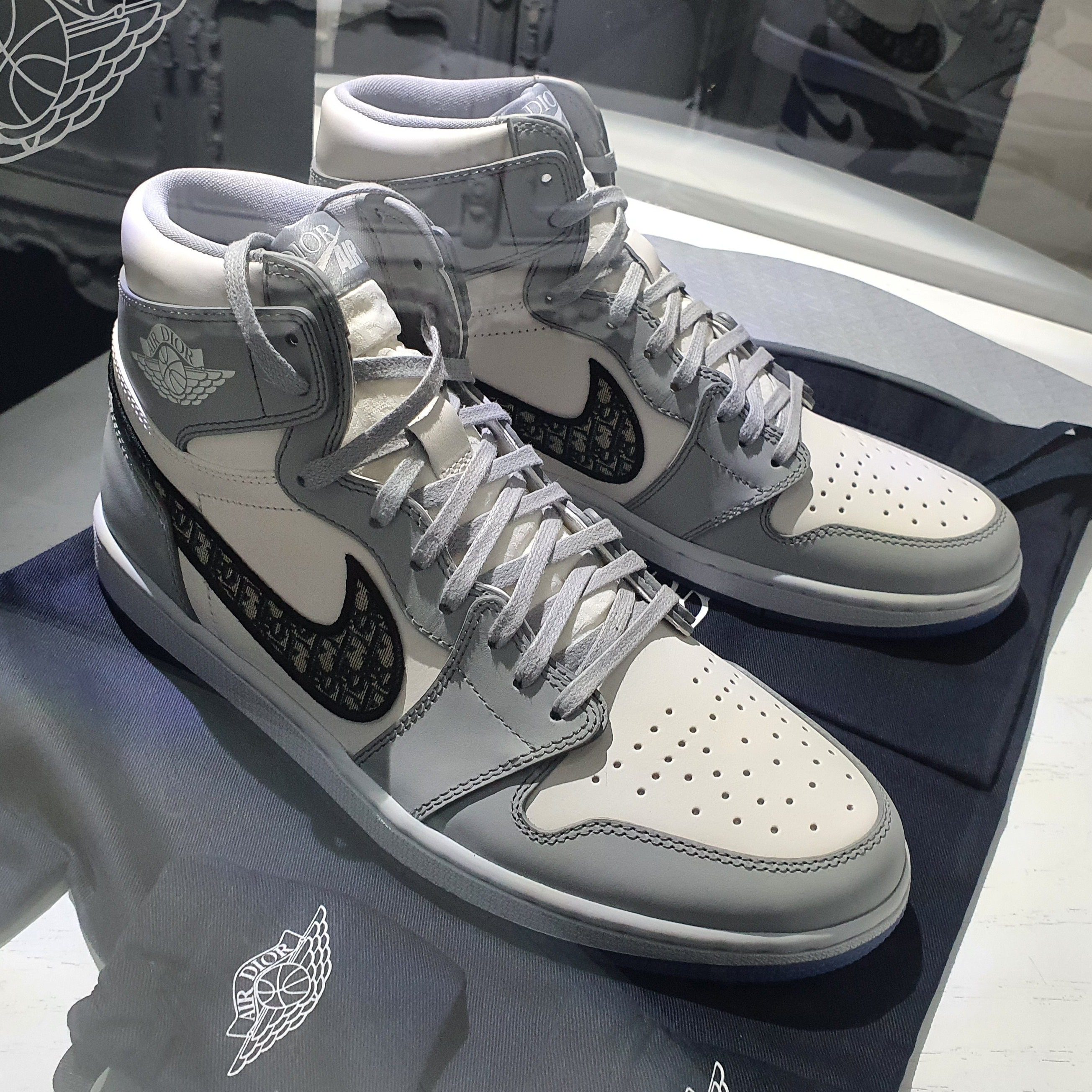 Jordan 1 x Dior High OG, Nike x Kasina Dunk Low 80's Bus 착용 스타일 - 1