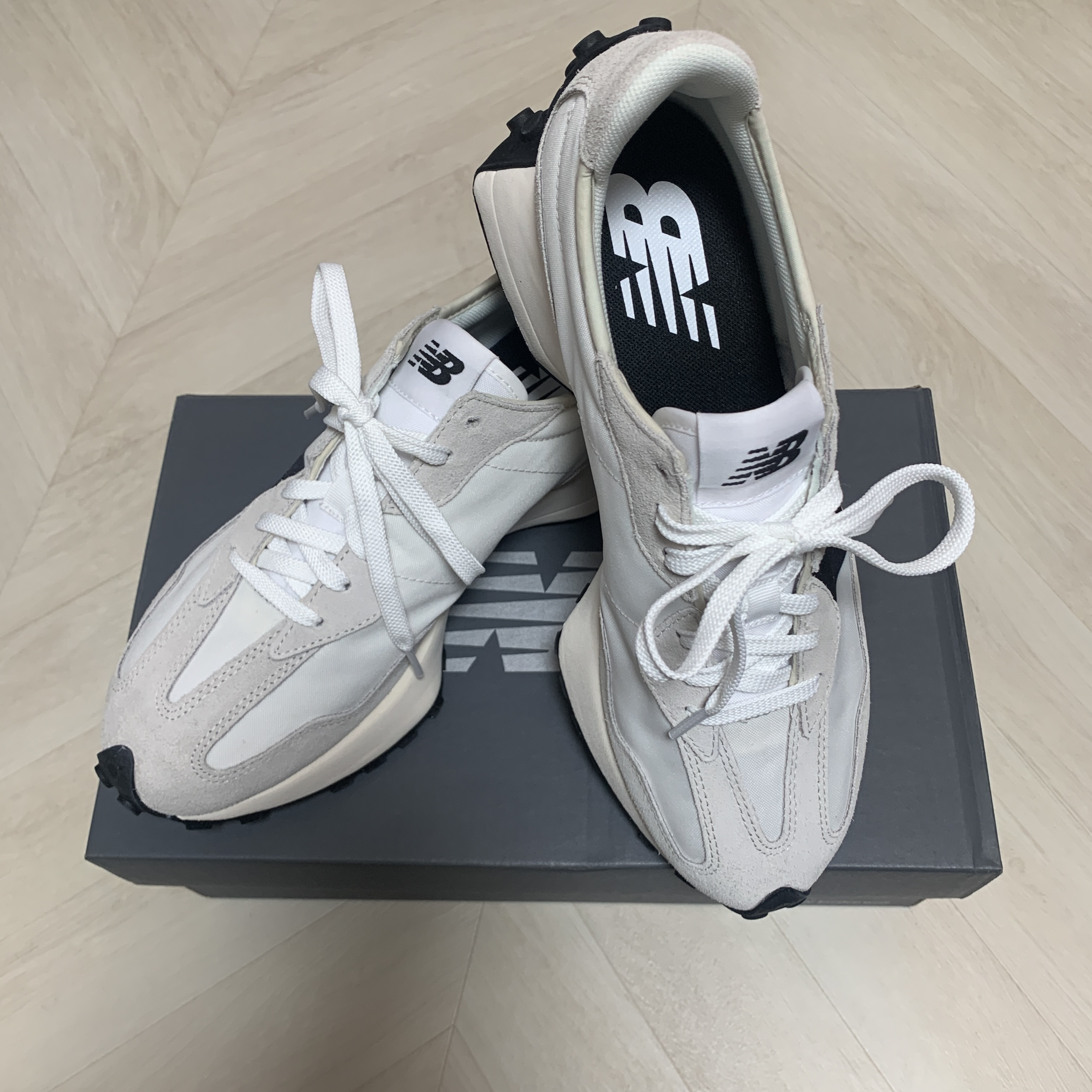 New Balance 327 White Black 착용 스타일 - 2
