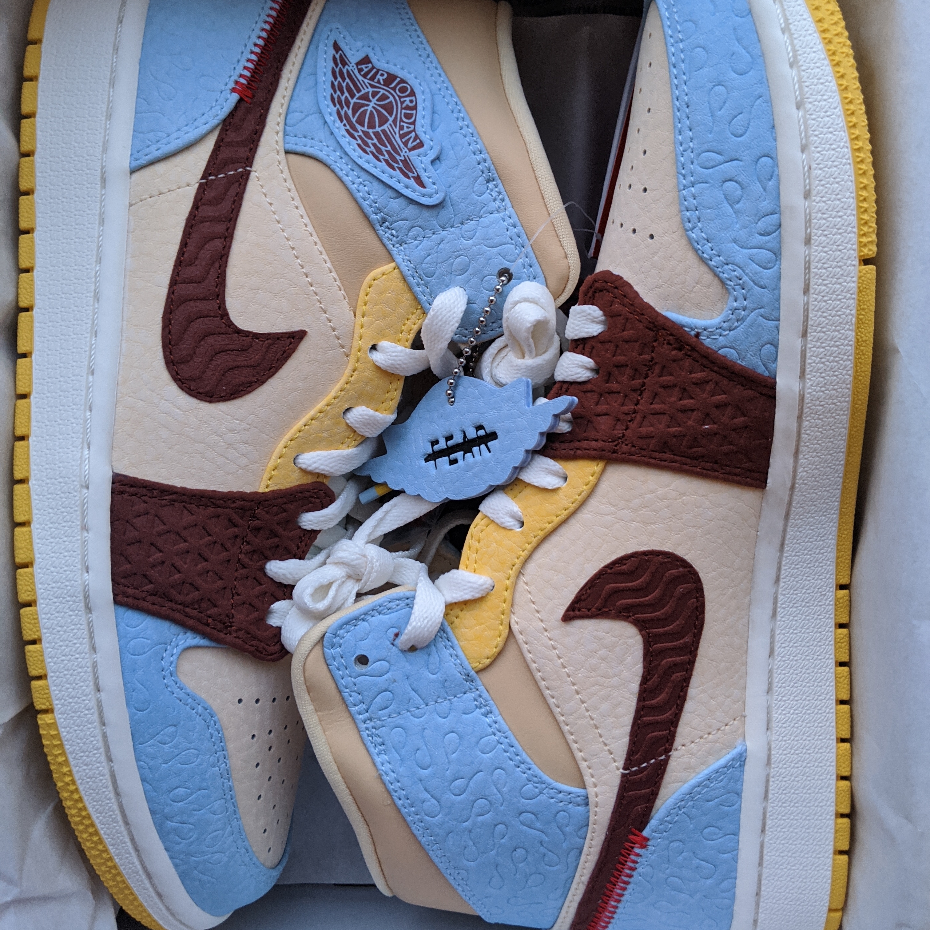 Jordan 1 x Maison Chateau Rouge Mid SE Fearless 착용 스타일