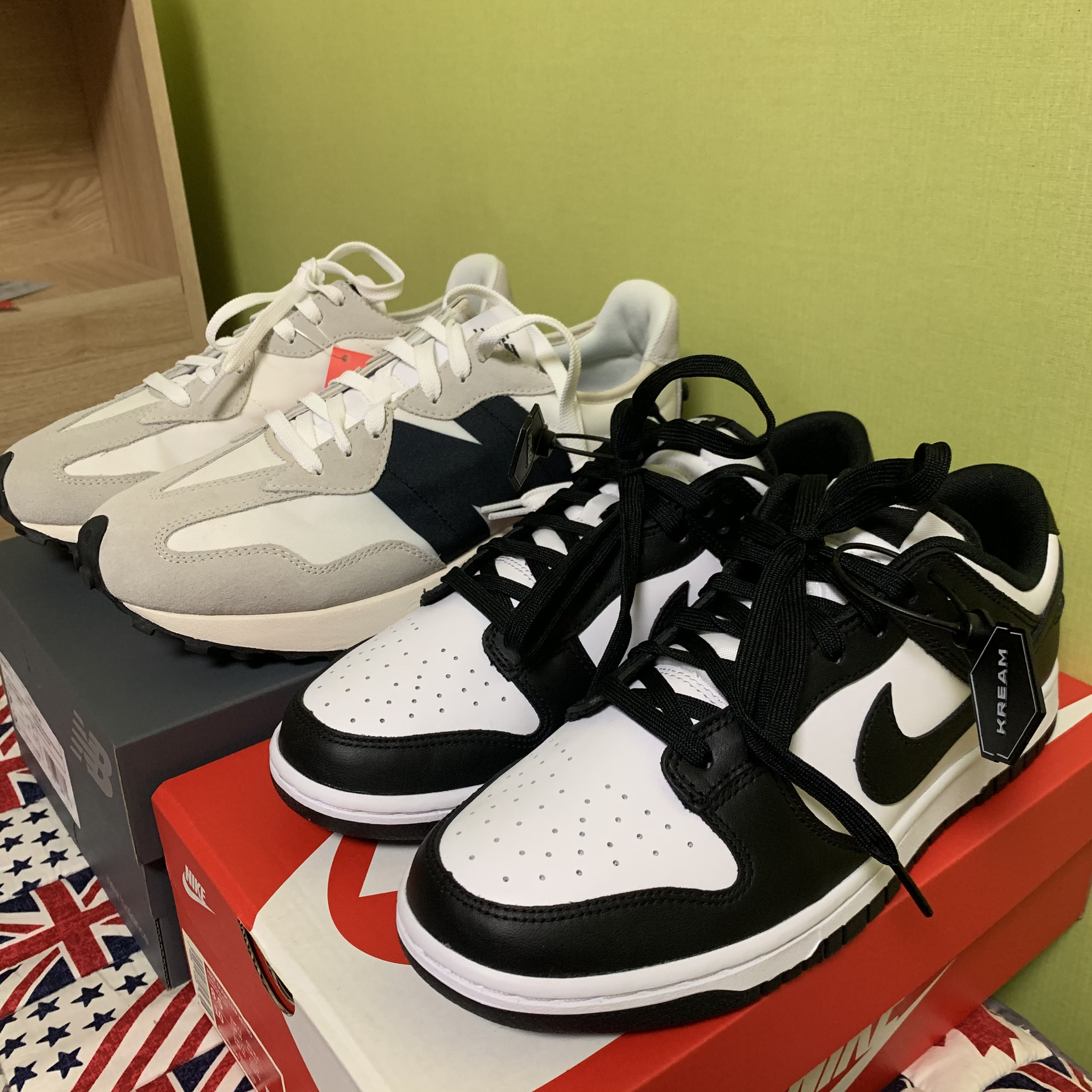 Nike Dunk Low Retro Black, New Balance 327 White Black 착용 스타일