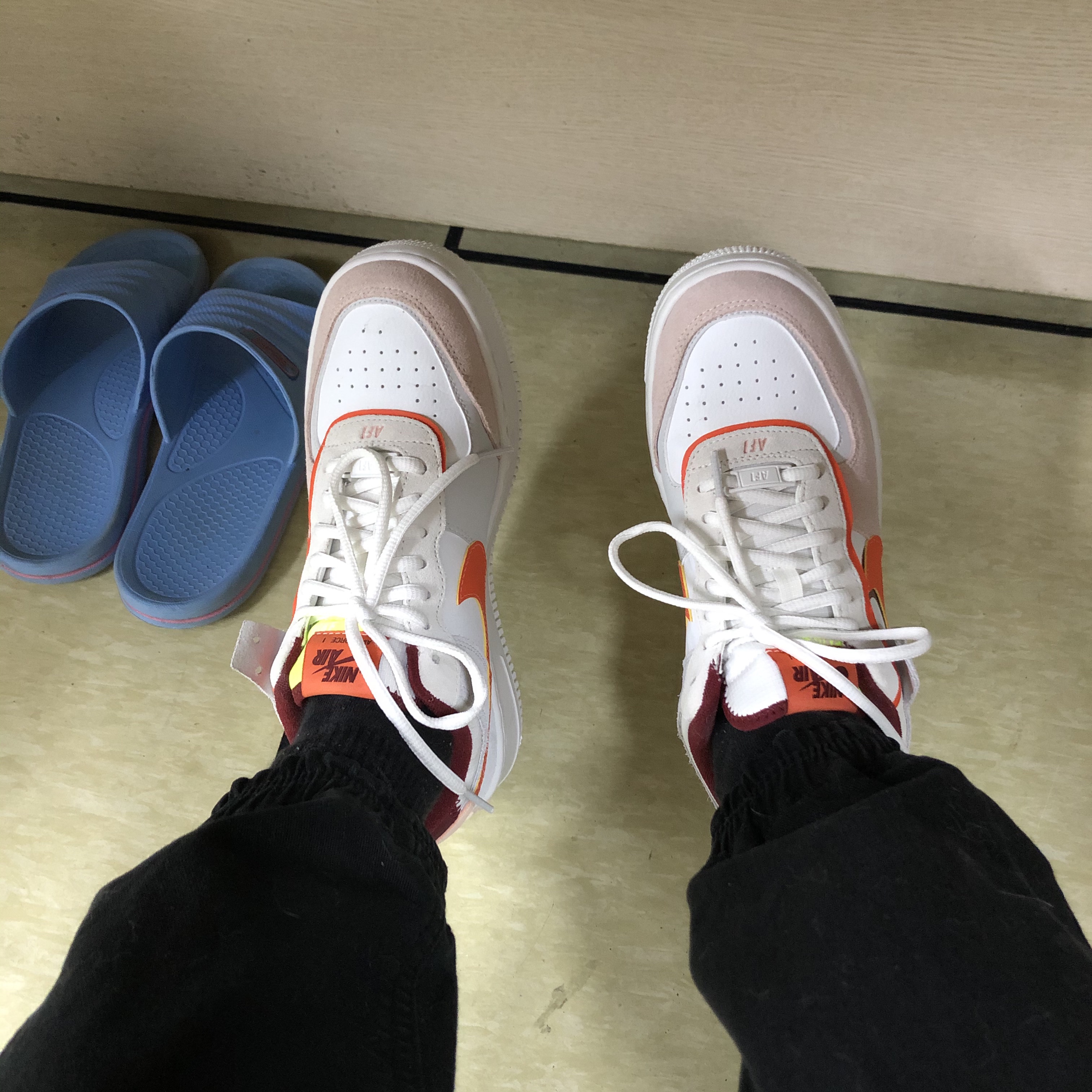 (W) Nike Air Force 1 Shadow Orange Pearl 착용 스타일 - 2
