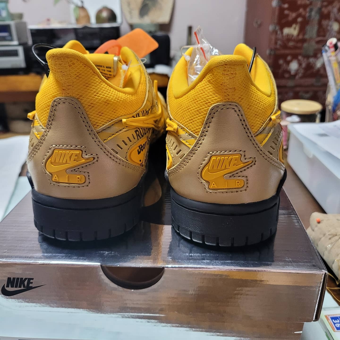 Nike x Off-White Air Rubber Dunk University Gold 착용 스타일 - 3