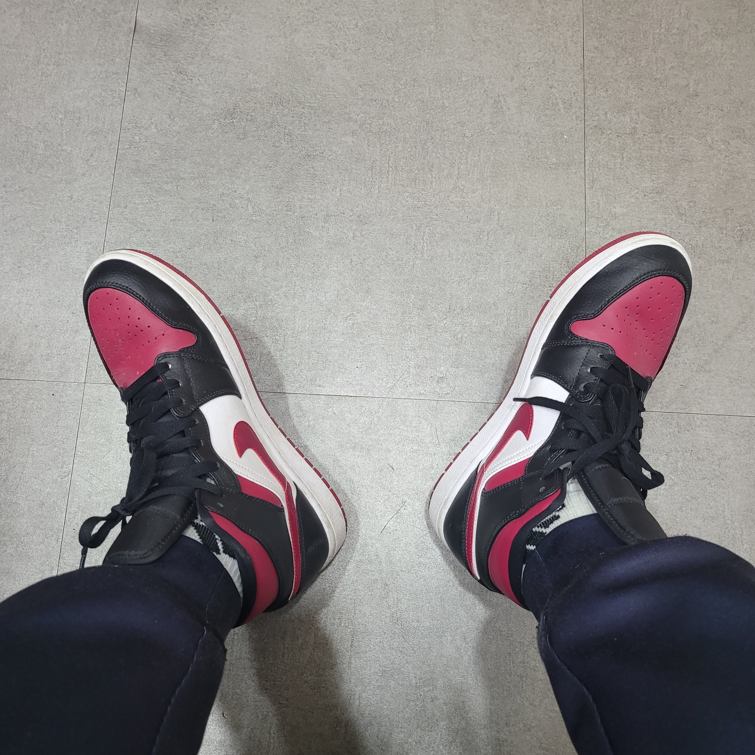 Jordan 1 Mid Bred Toe Noble Red 착용 스타일