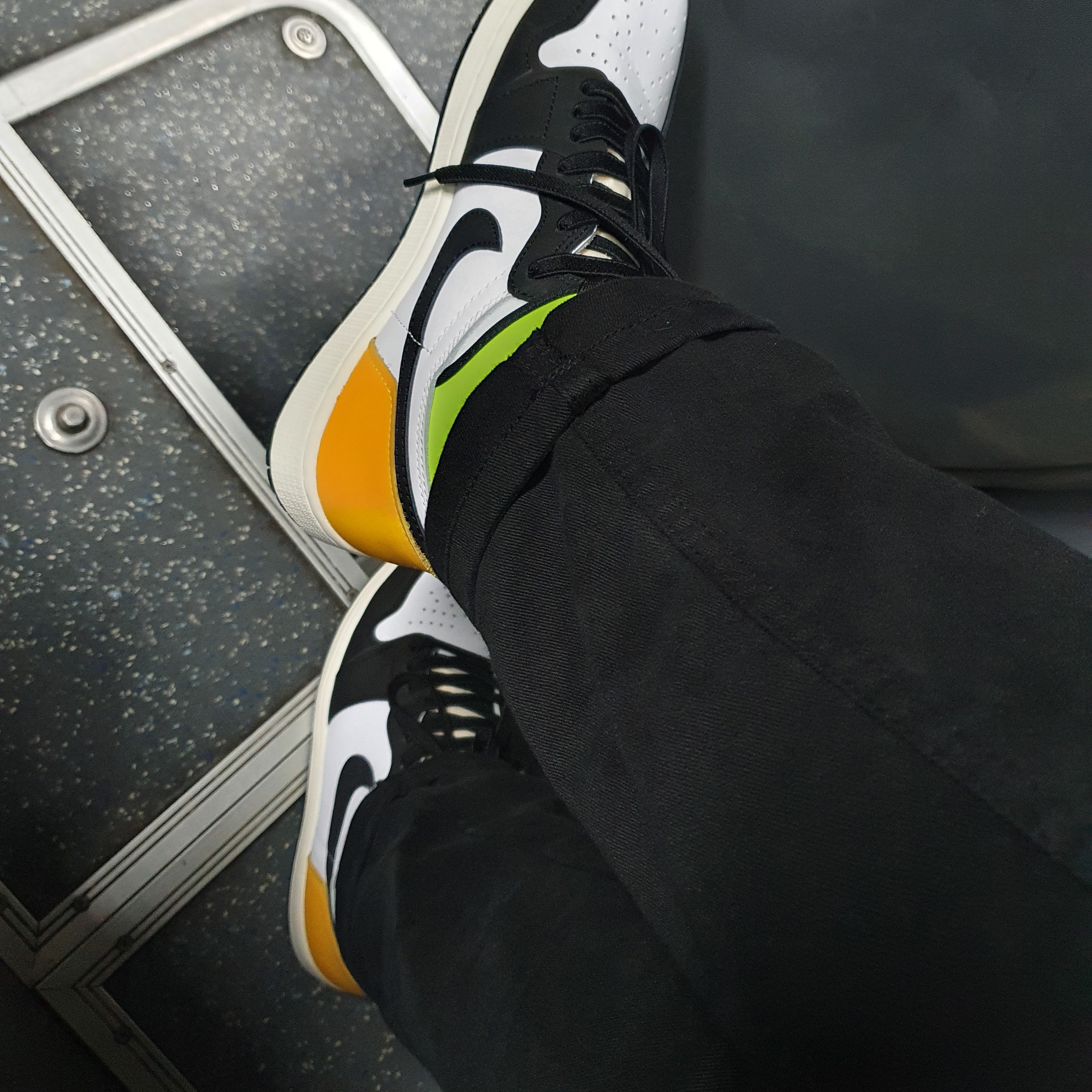 Jordan 1 Retro High OG Volt Gold 착용 스타일 - 1