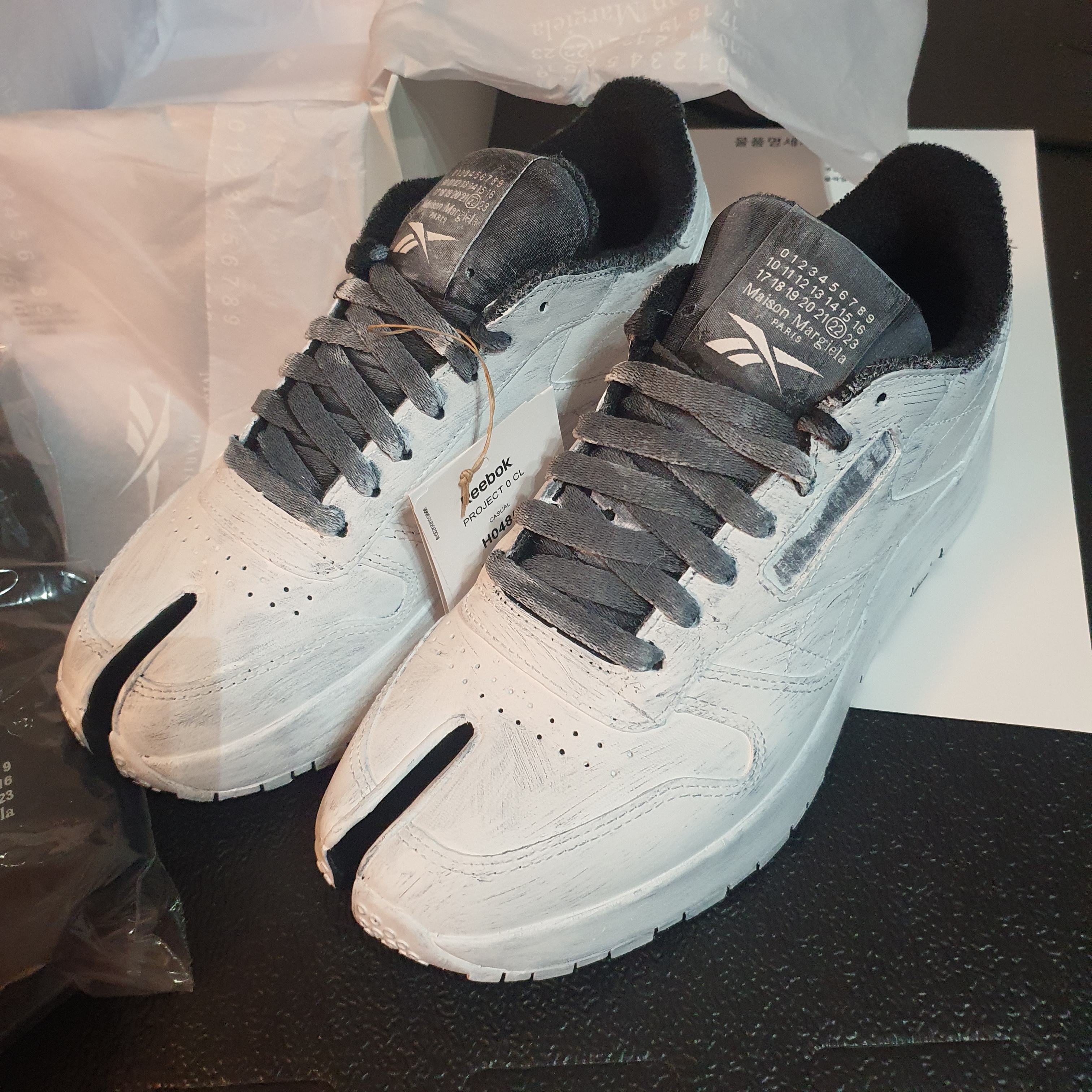 Reebok x Maison Margiela Classic Leather Tabi Shoes Bianchetto 착용 스타일 - 1