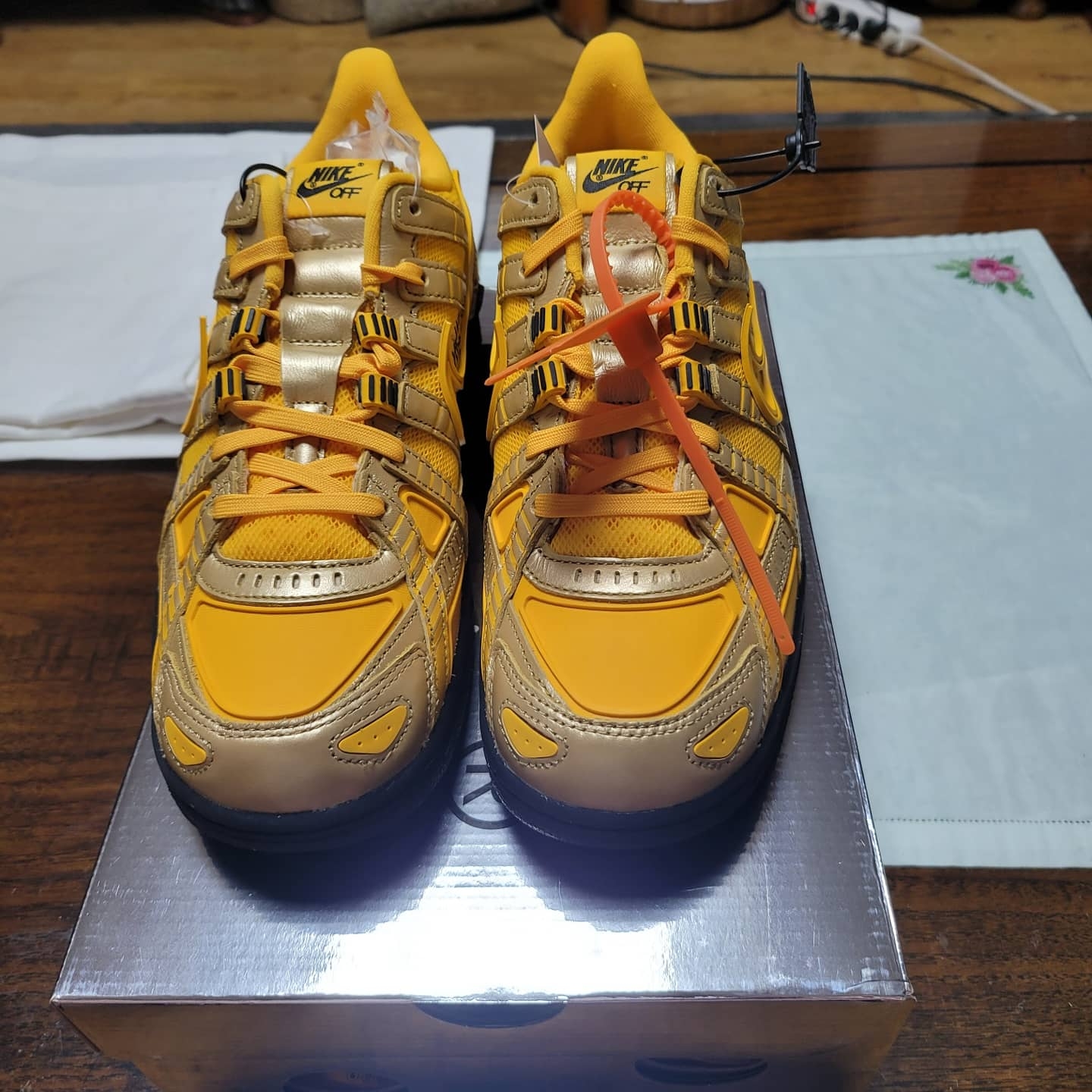 Nike x Off-White Air Rubber Dunk University Gold 착용 스타일 - 1