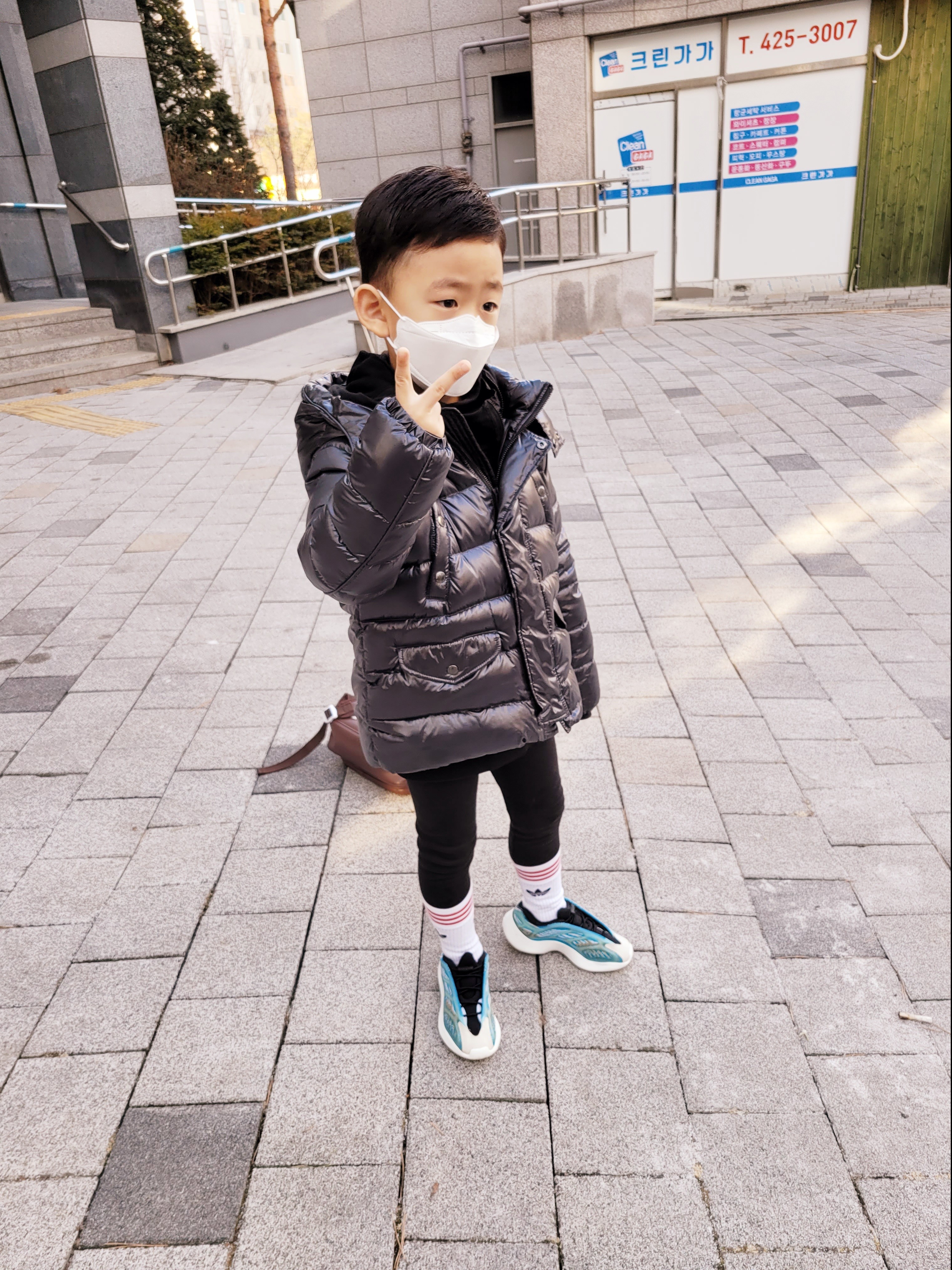 (Kids) Adidas Yeezy 700 V3 Arzareth 착용 스타일