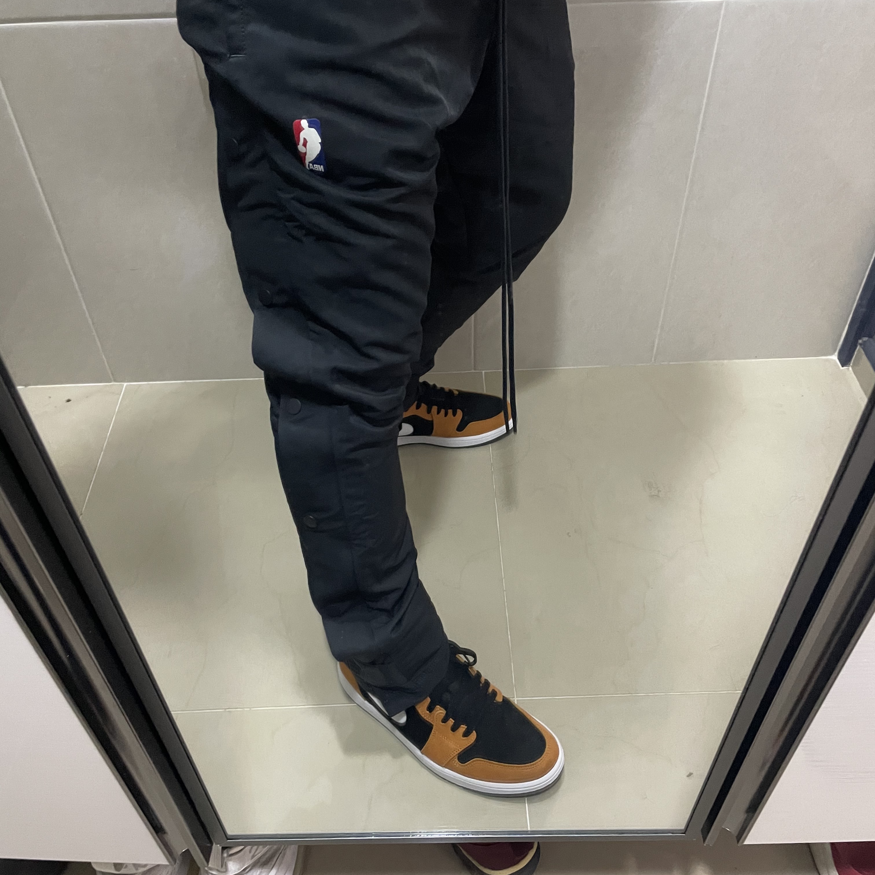Jordan 1 Zoom Air CMFT Monarch Orange, Nike x Fear of God Warm Up Pants Off Noir 착용 스타일 - 3