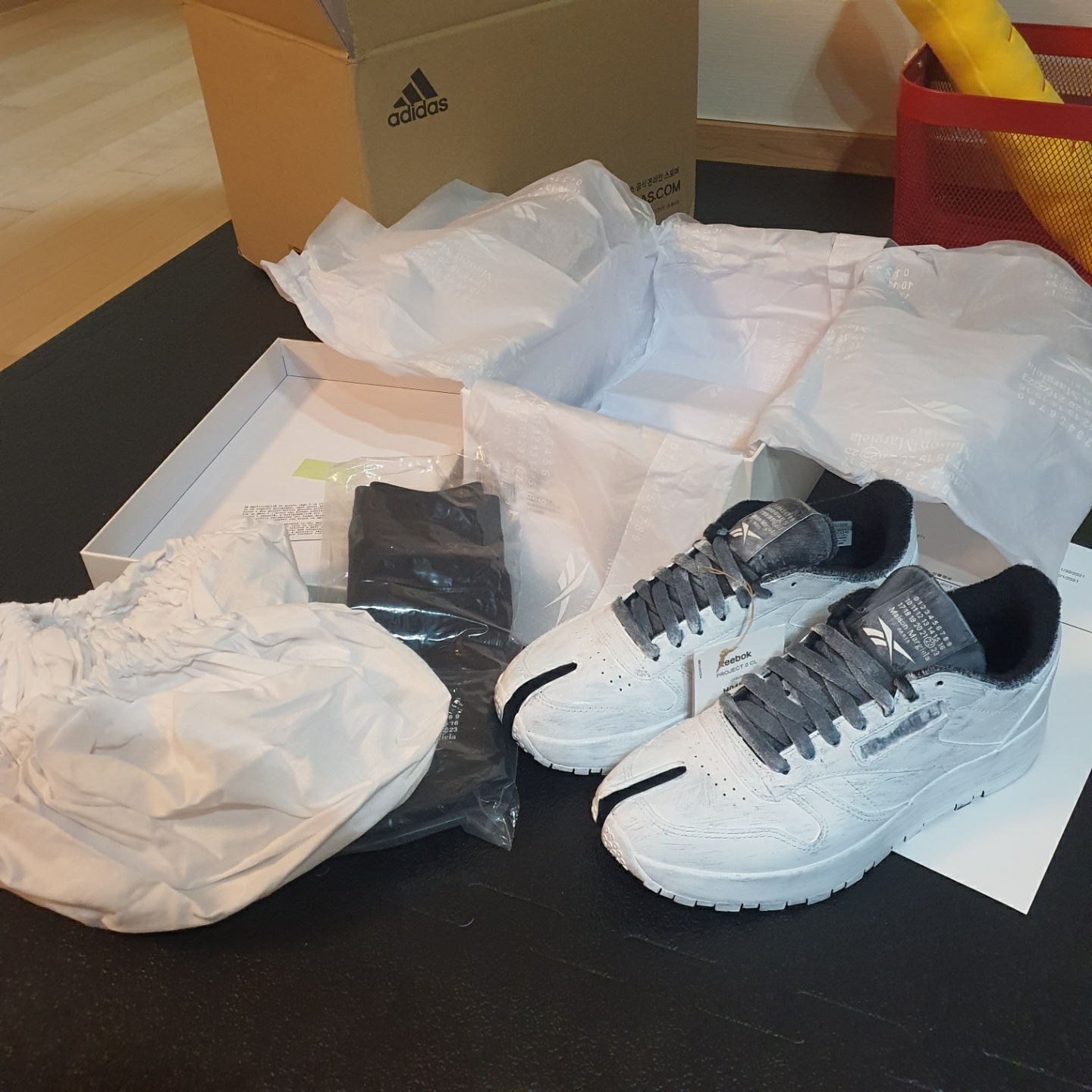Reebok x Maison Margiela Classic Leather Tabi Shoes Bianchetto 착용 스타일 - 2