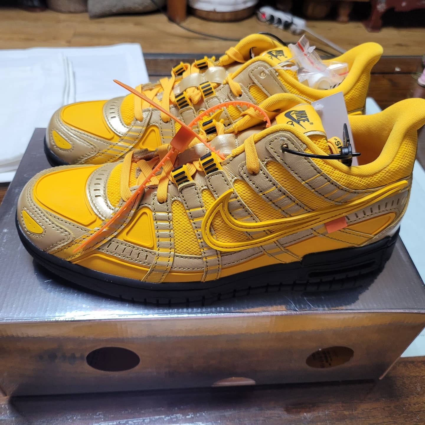 Nike x Off-White Air Rubber Dunk University Gold 착용 스타일 - 2