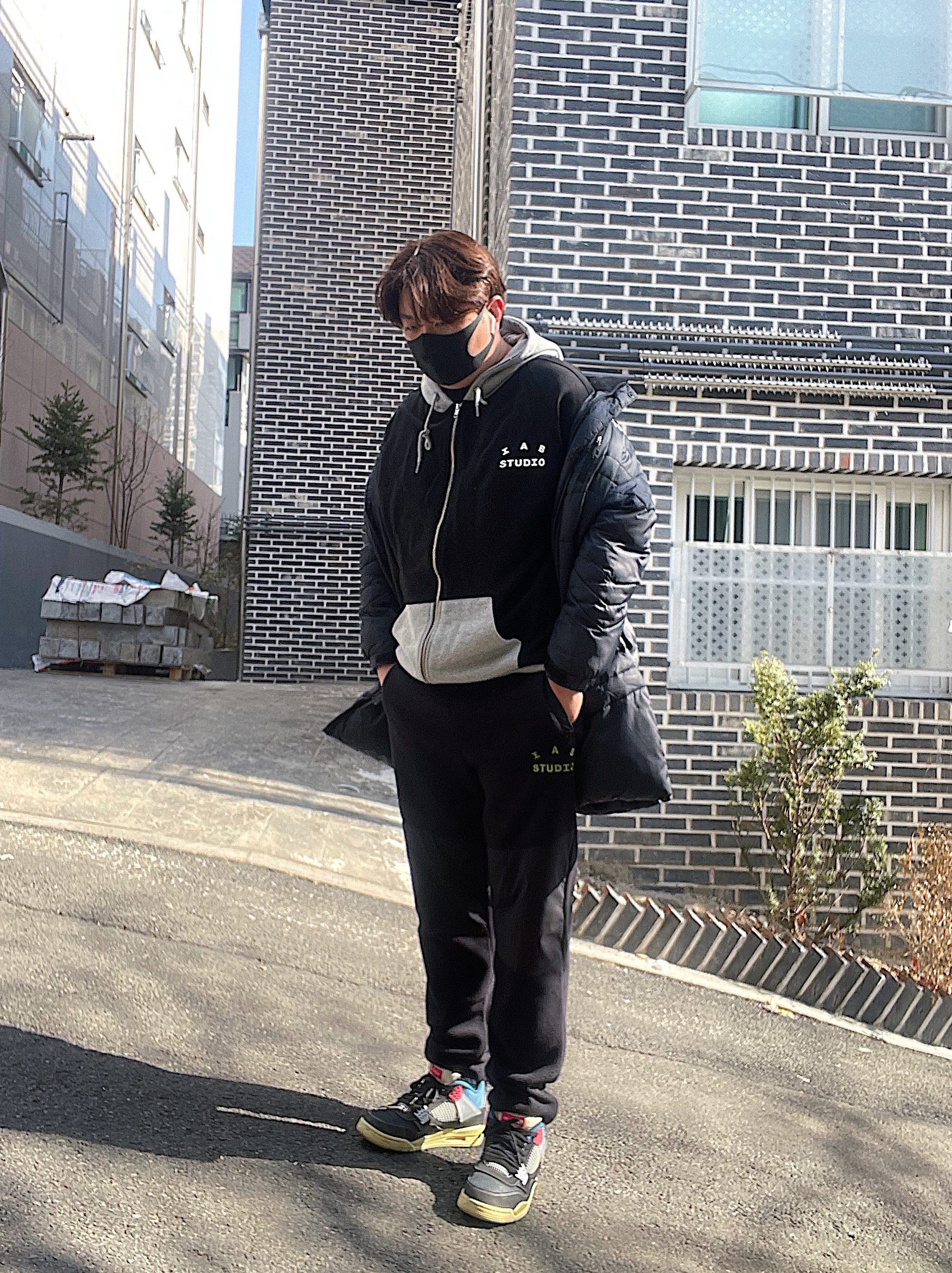 Jordan 4 x Union Retro Off Noir, IAB Studio x Asics Fleece Pants Black 착용 스타일