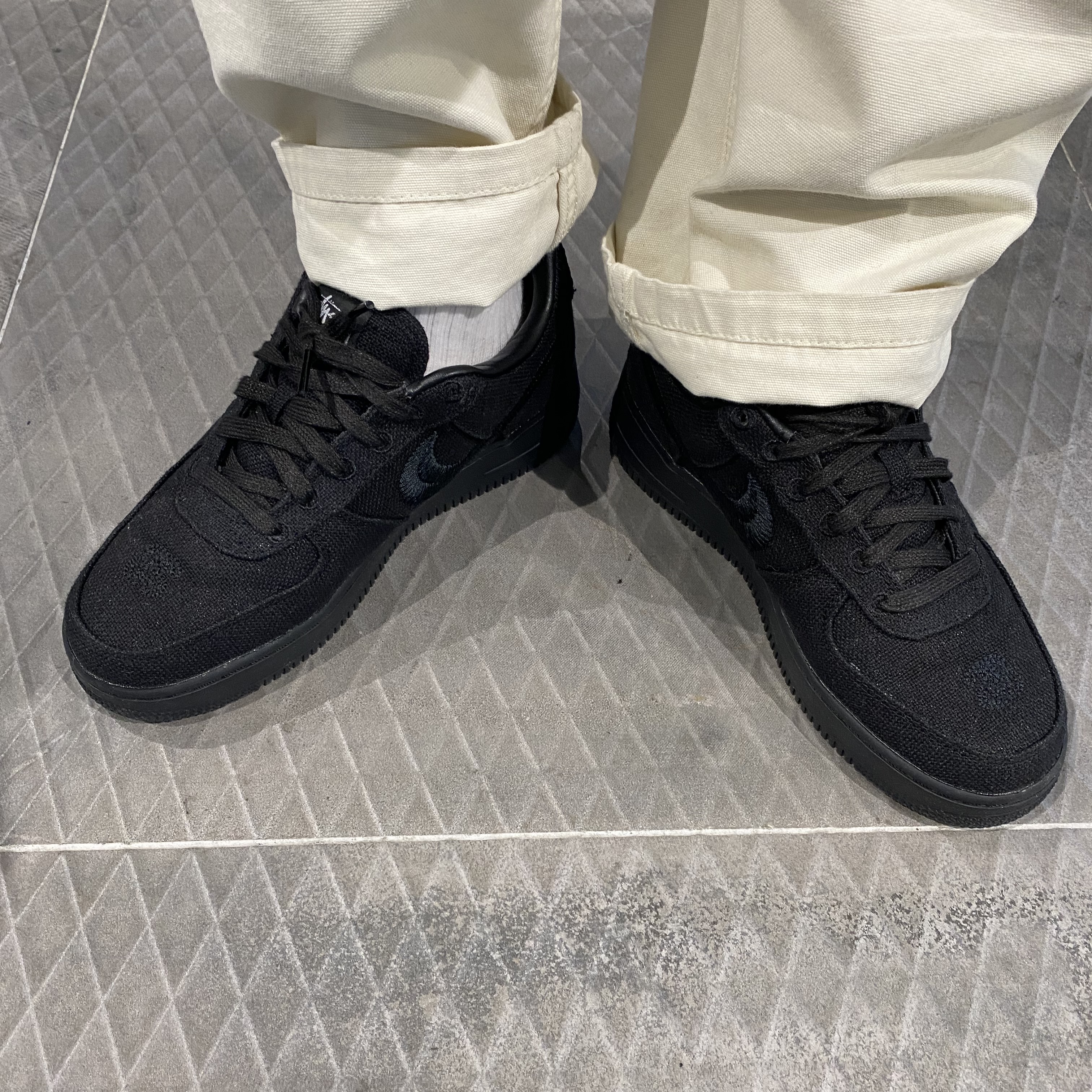 Nike x Stussy Air Force 1 Low Triple Black 착용 스타일 - 1