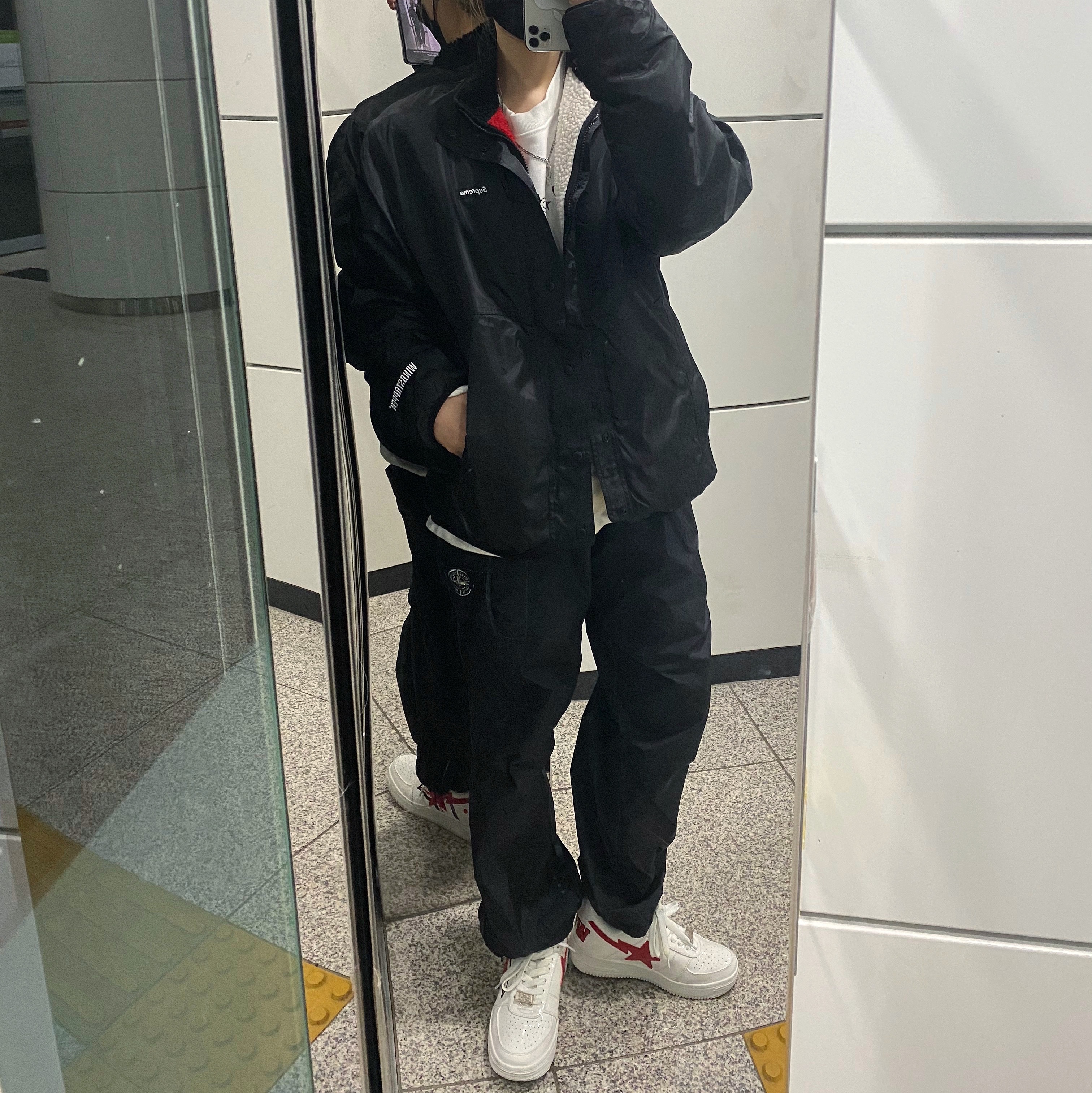 Supreme x Stone Island Painted Camo Nylon Cargo Pants Black - 20FW, Supreme Reversible Colorblocked Fleece Jacket Red - 20FW 착용 스타일