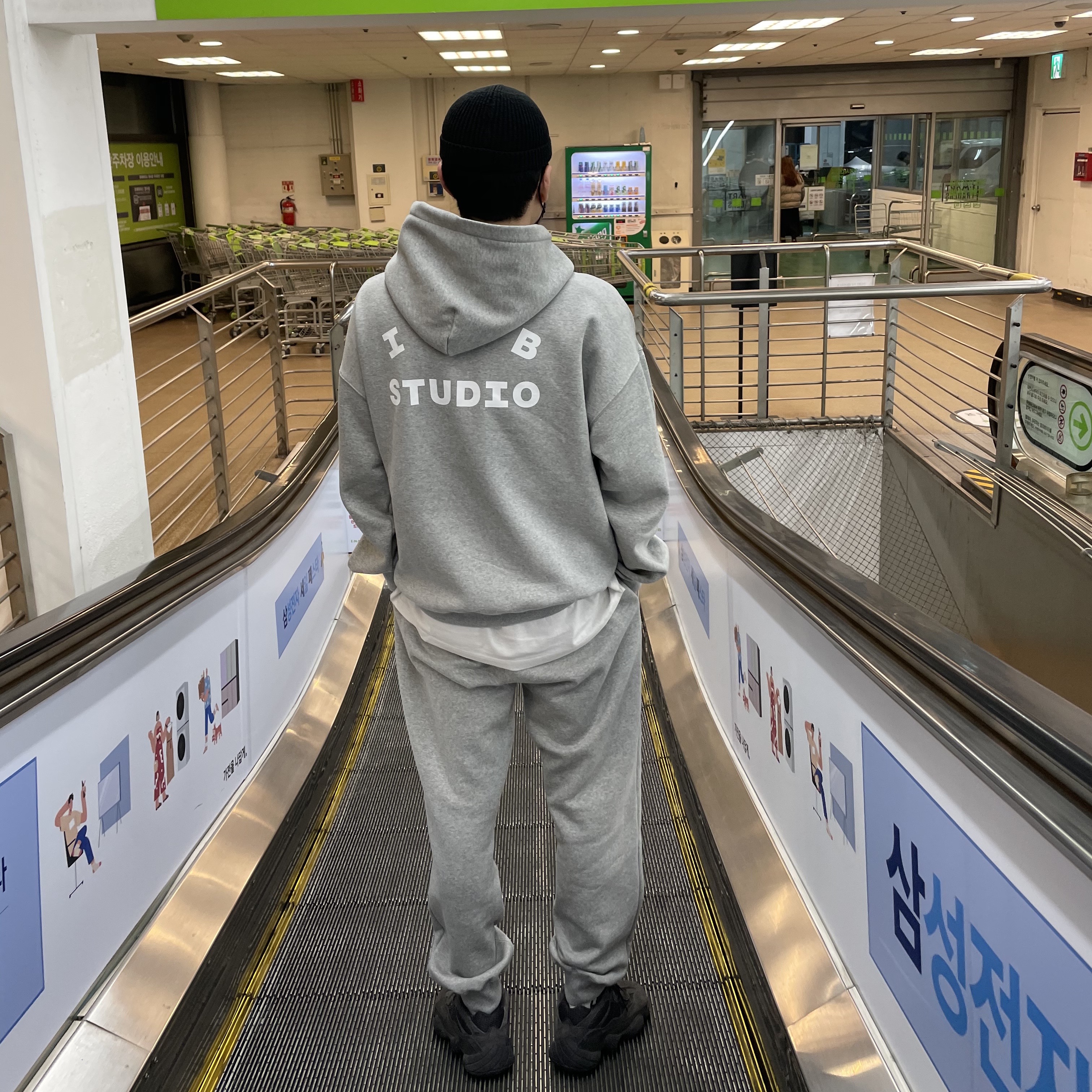 Adidas Yeezy 500 Utility Black 2018/2020, IAB Studio Sweatpants Gray - 21SS 착용 스타일