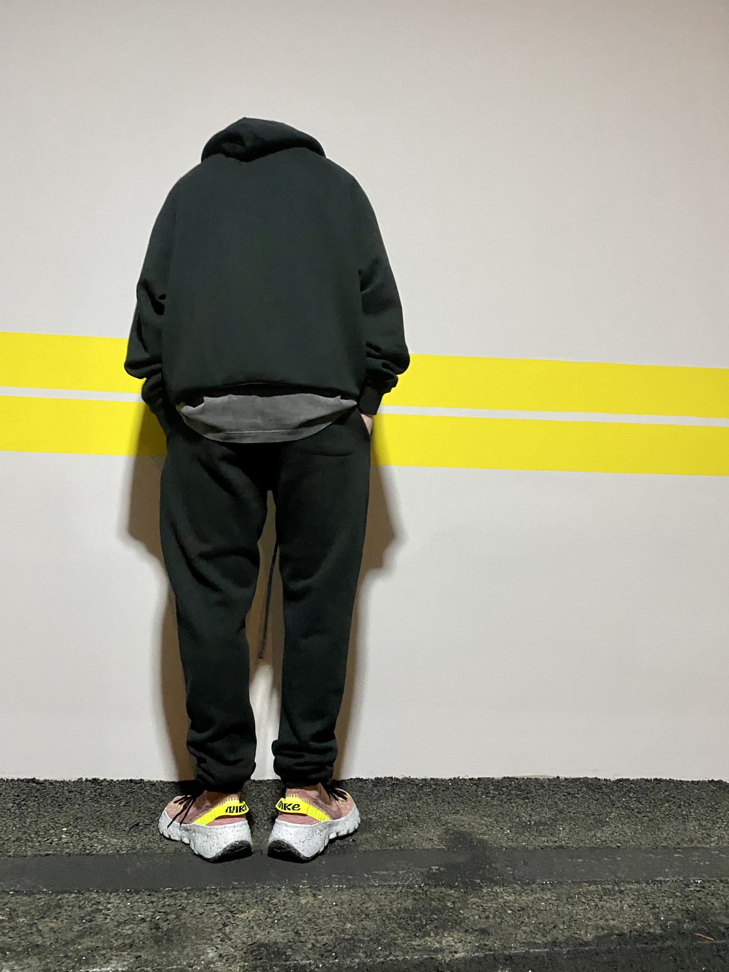 Essentials 3D Silicon Applique Pullover Hoodie Dark Slate/Black 2020, Essentials Sweatpants Dark Slate/Black 2020 착용 스타일 - 1