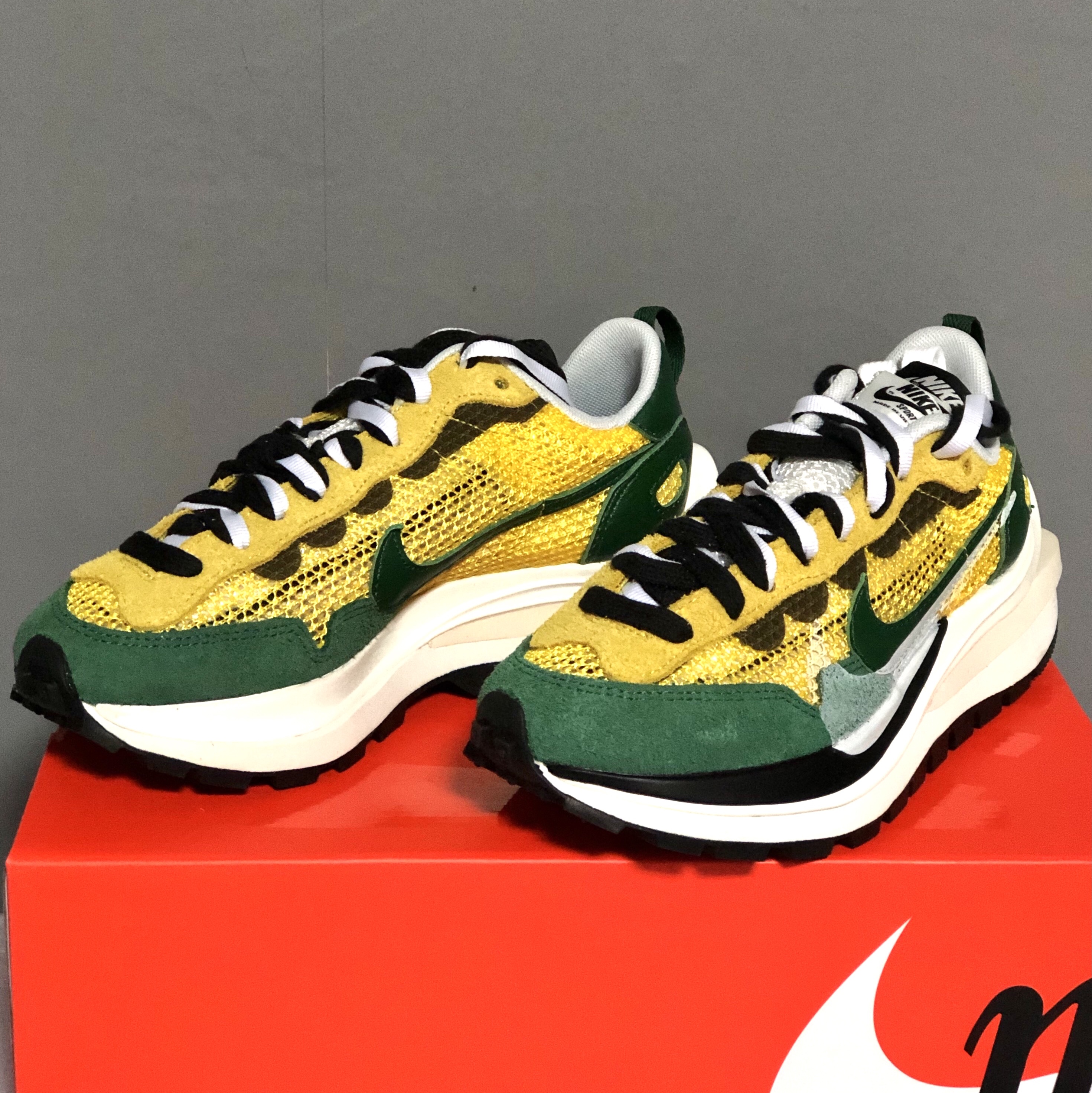 Nike x Sacai VaporWaffle Tour Yellow & Gorge Green Sail 착용 스타일 - 2