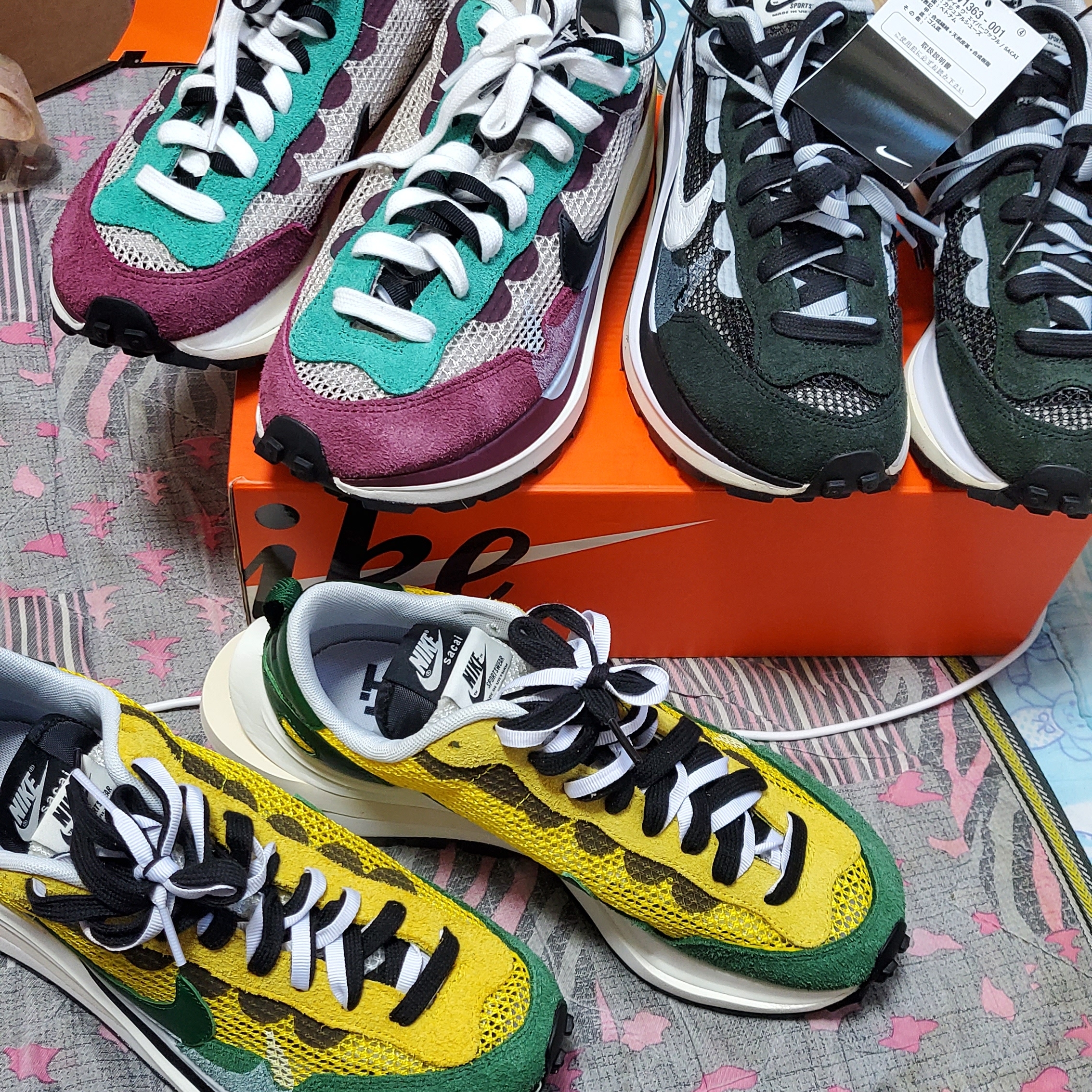 Nike x Sacai VaporWaffle Tour Yellow & Gorge Green Sail, Nike x Sacai VaporWaffle Black White 착용 스타일