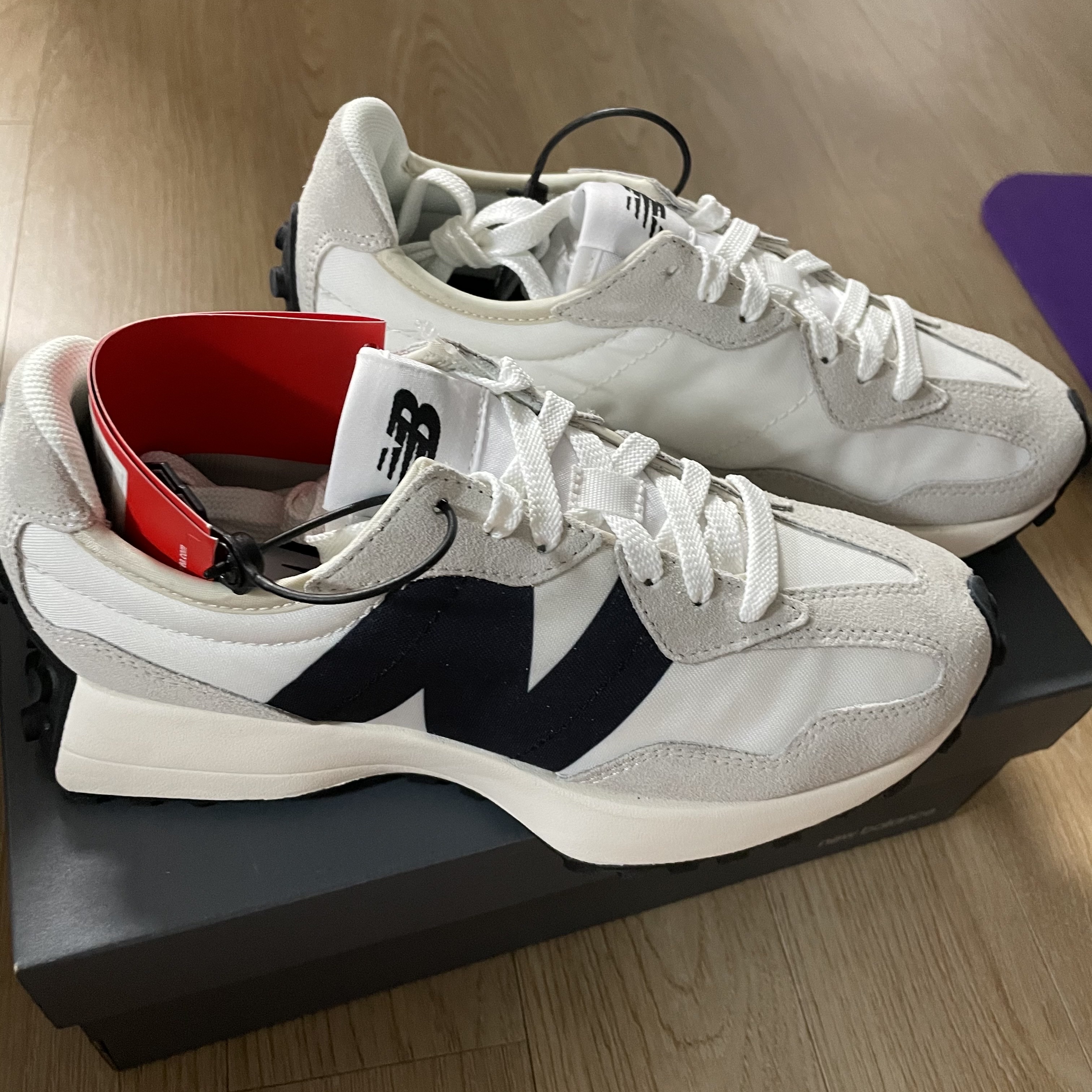 New Balance 327 White Black 착용 스타일 - 1