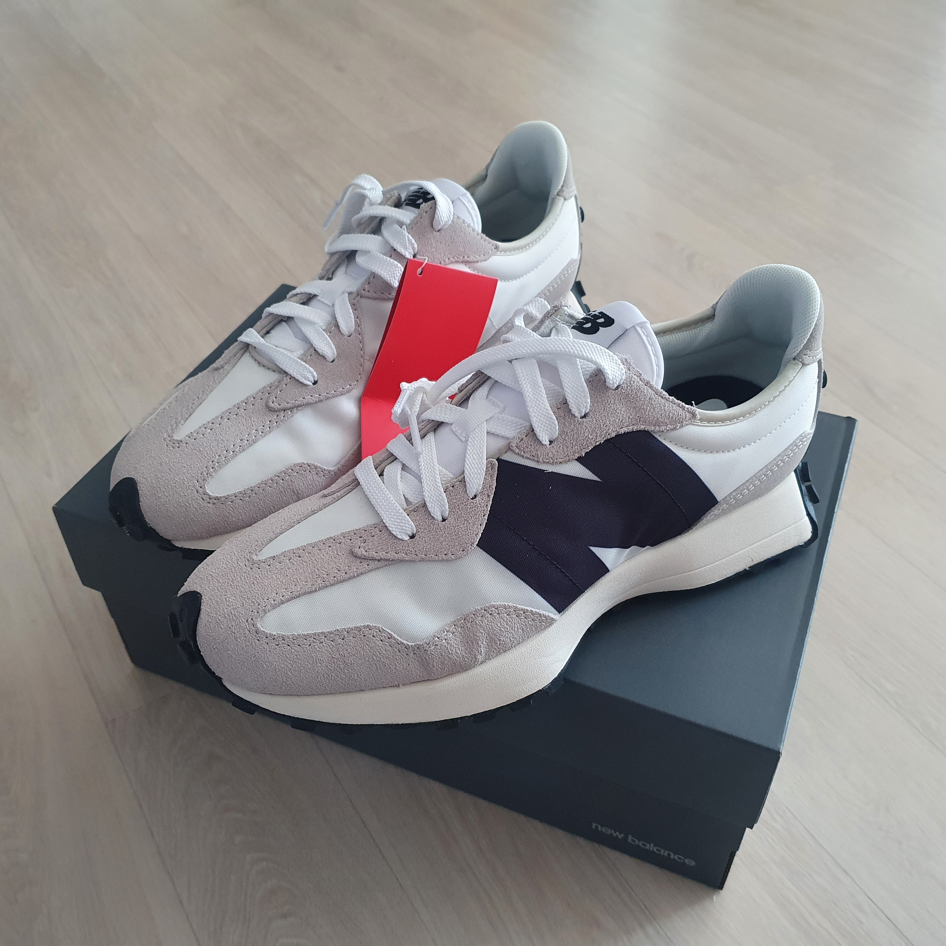 New Balance 327 White Black 착용 스타일