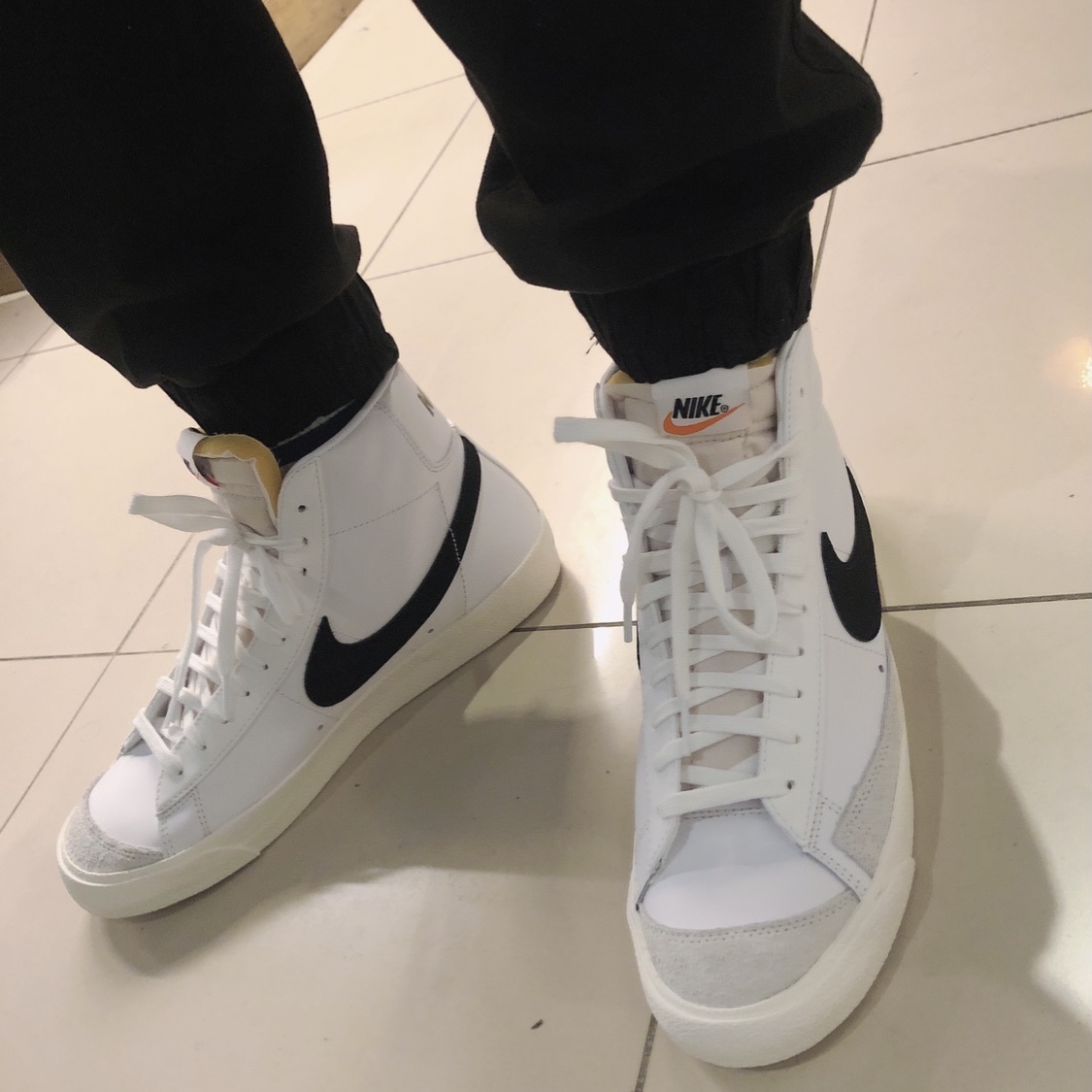 Nike Blazer Mid '77 Vintage White Black 착용 스타일 - 1