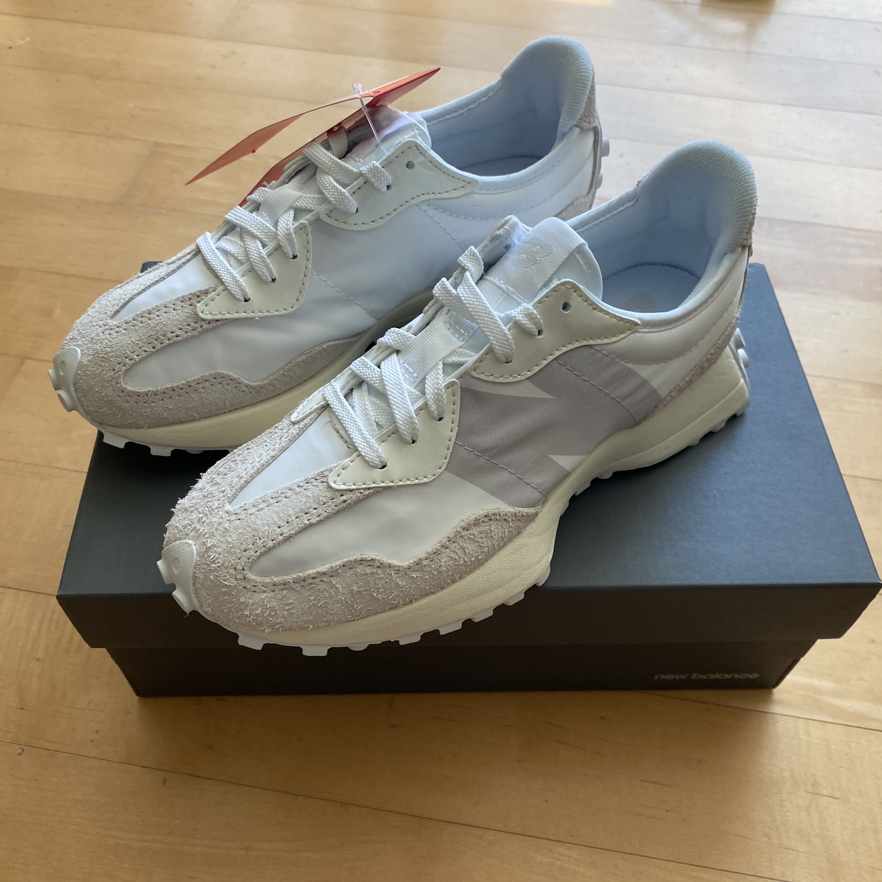 (W) New Balance 327 White Moonbeam, New Balance 327 White Black 착용 스타일 - 1