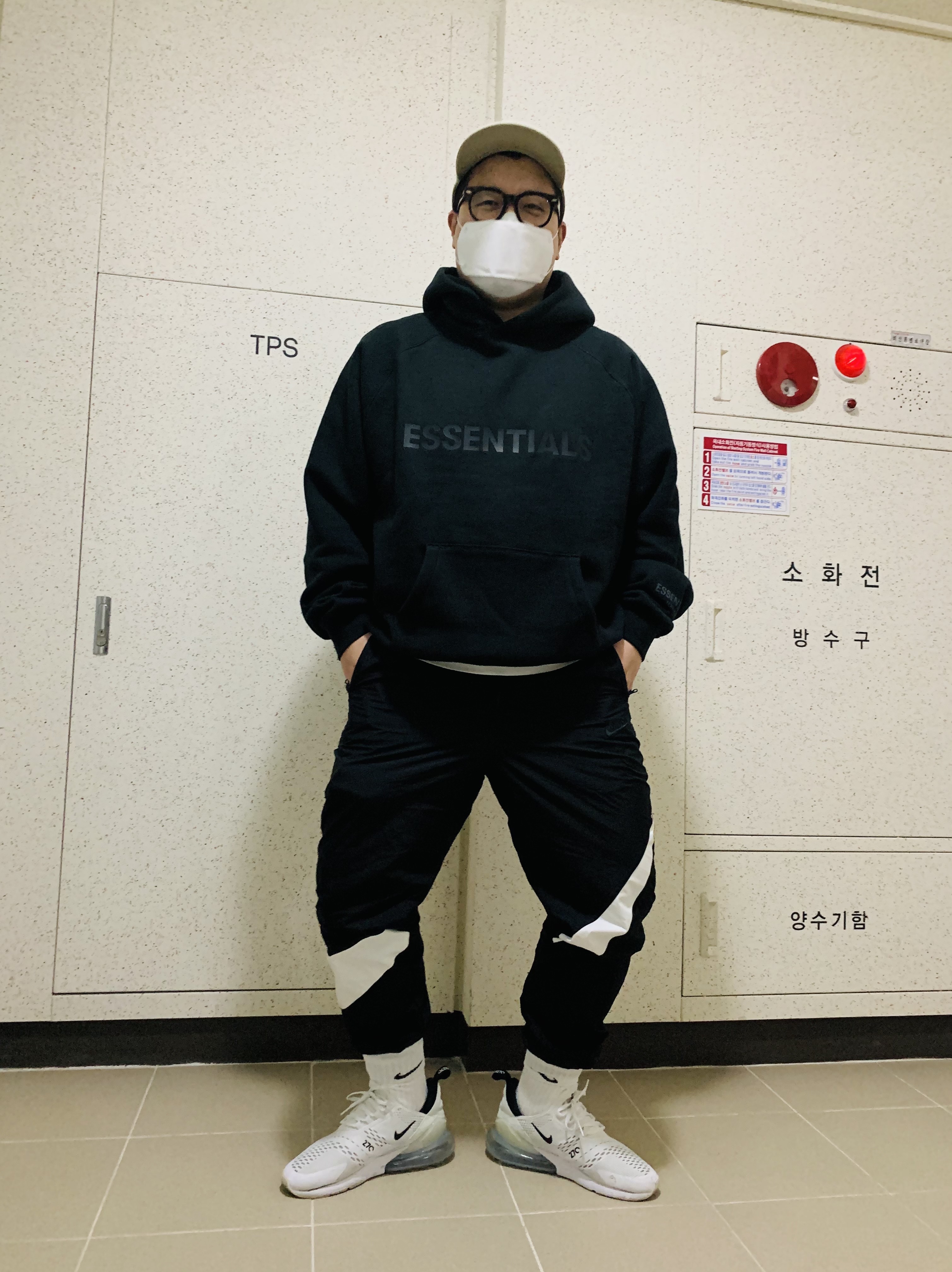 Essentials 3D Silicon Applique Pullover Hoodie Dark Slate/Black 2020, Nike Air Max 270 White Black 착용 스타일