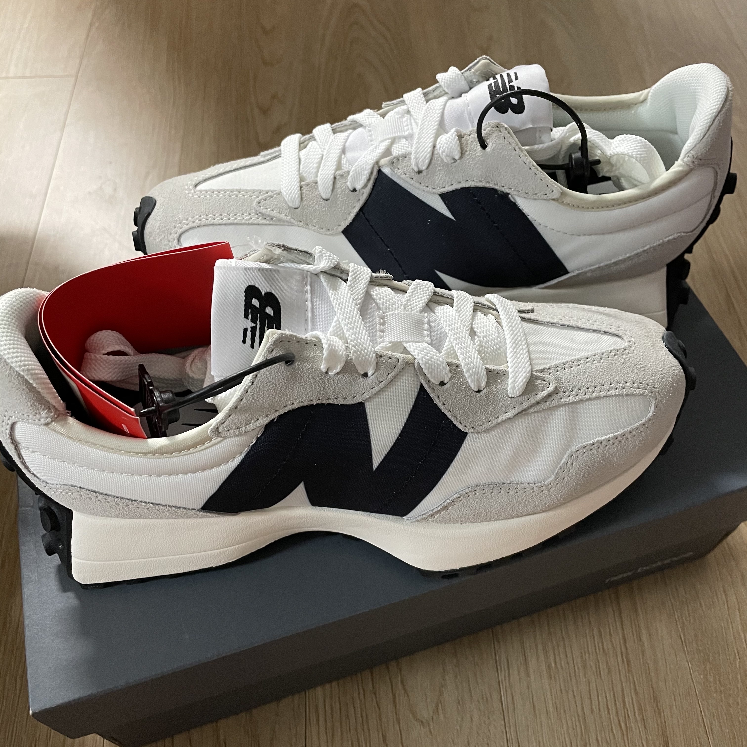 New Balance 327 White Black 착용 스타일 - 2