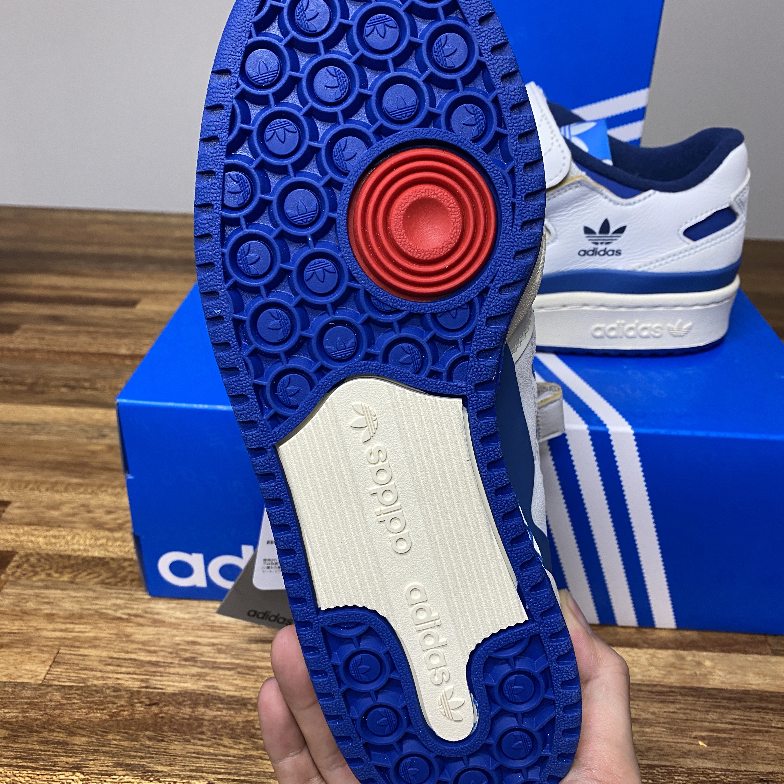 Adidas Forum 84 Low Beige, Adidas OG Forum 84 Low Blue Thread 착용 스타일 - 3