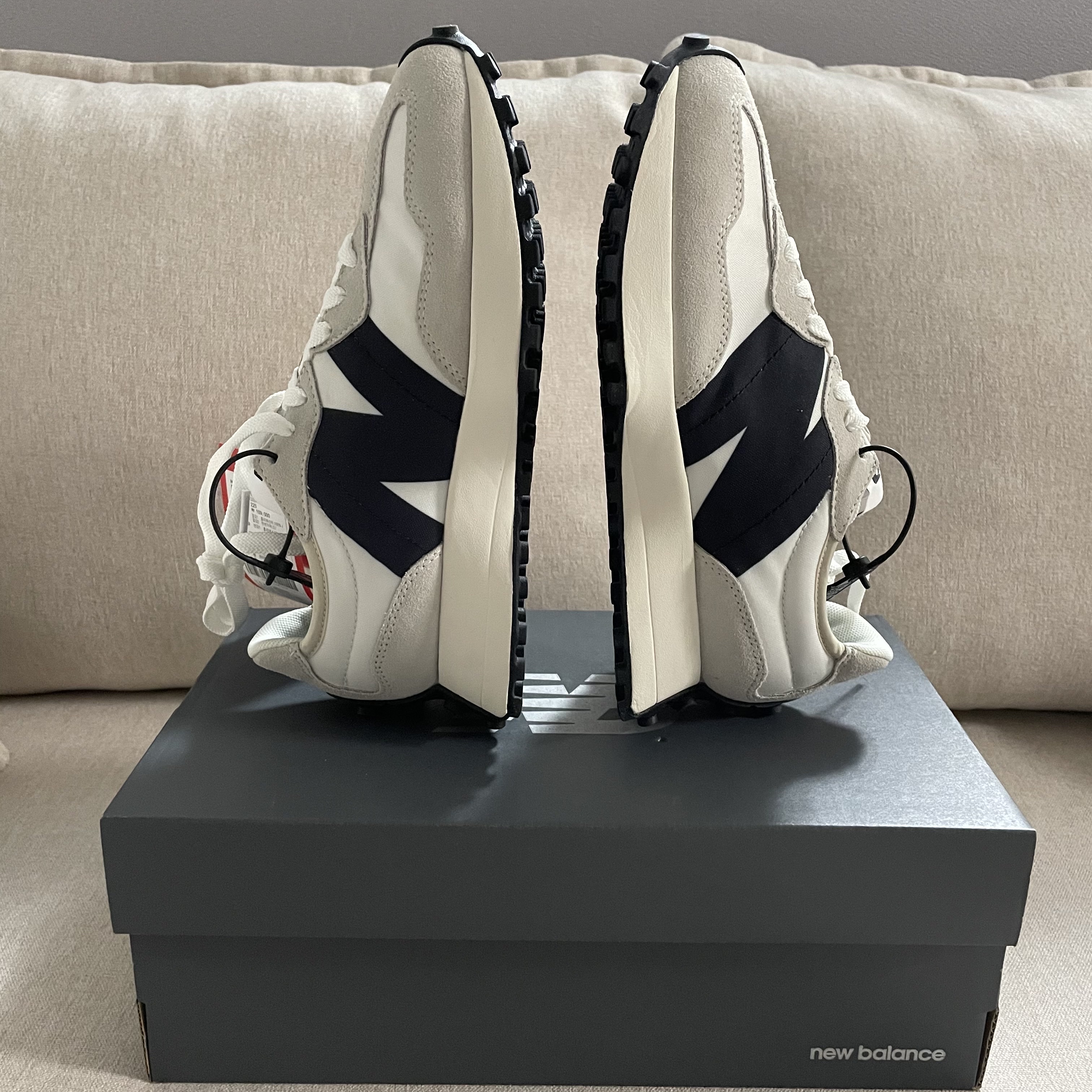 New Balance 327 White Black 착용 스타일 - 3