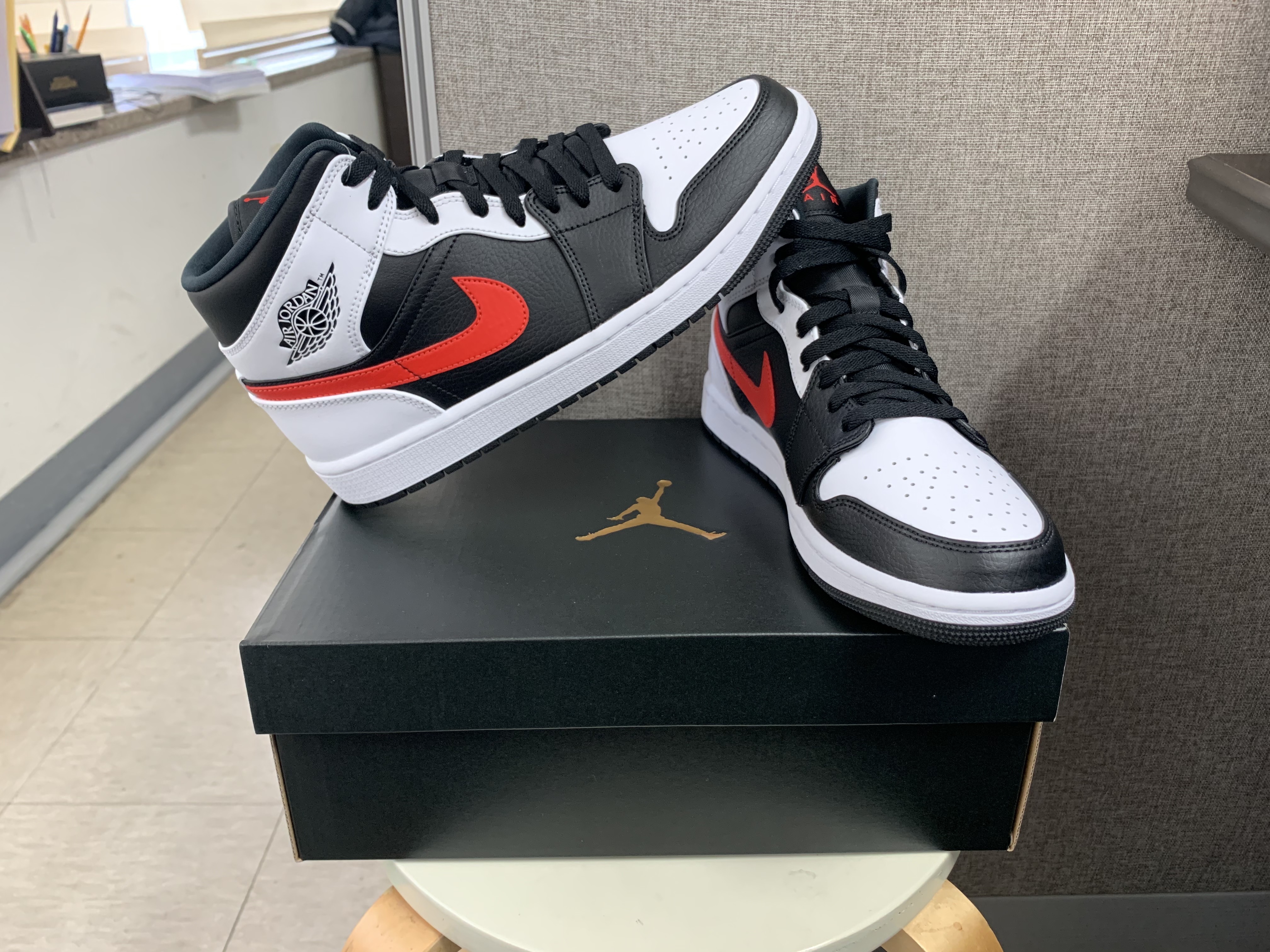 Jordan 1 Mid Black Chile Red 착용 스타일