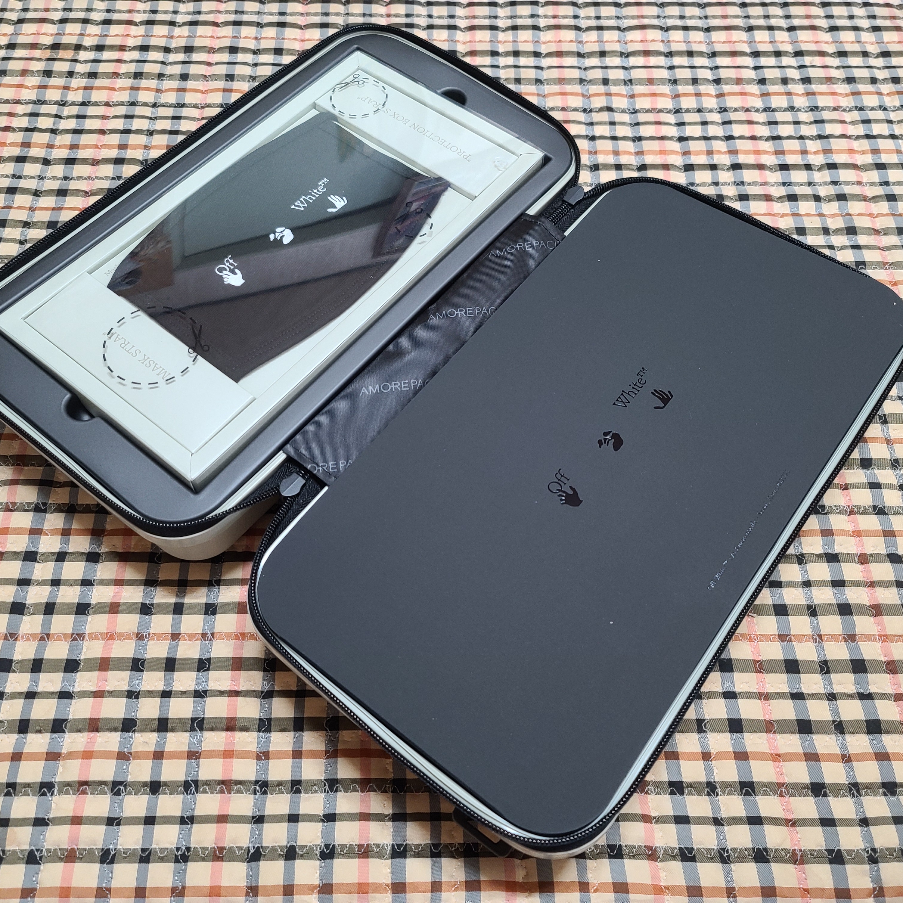 Off-White x Amore Pacific Protection Box (Without Cosmetics) 착용 스타일 - 3