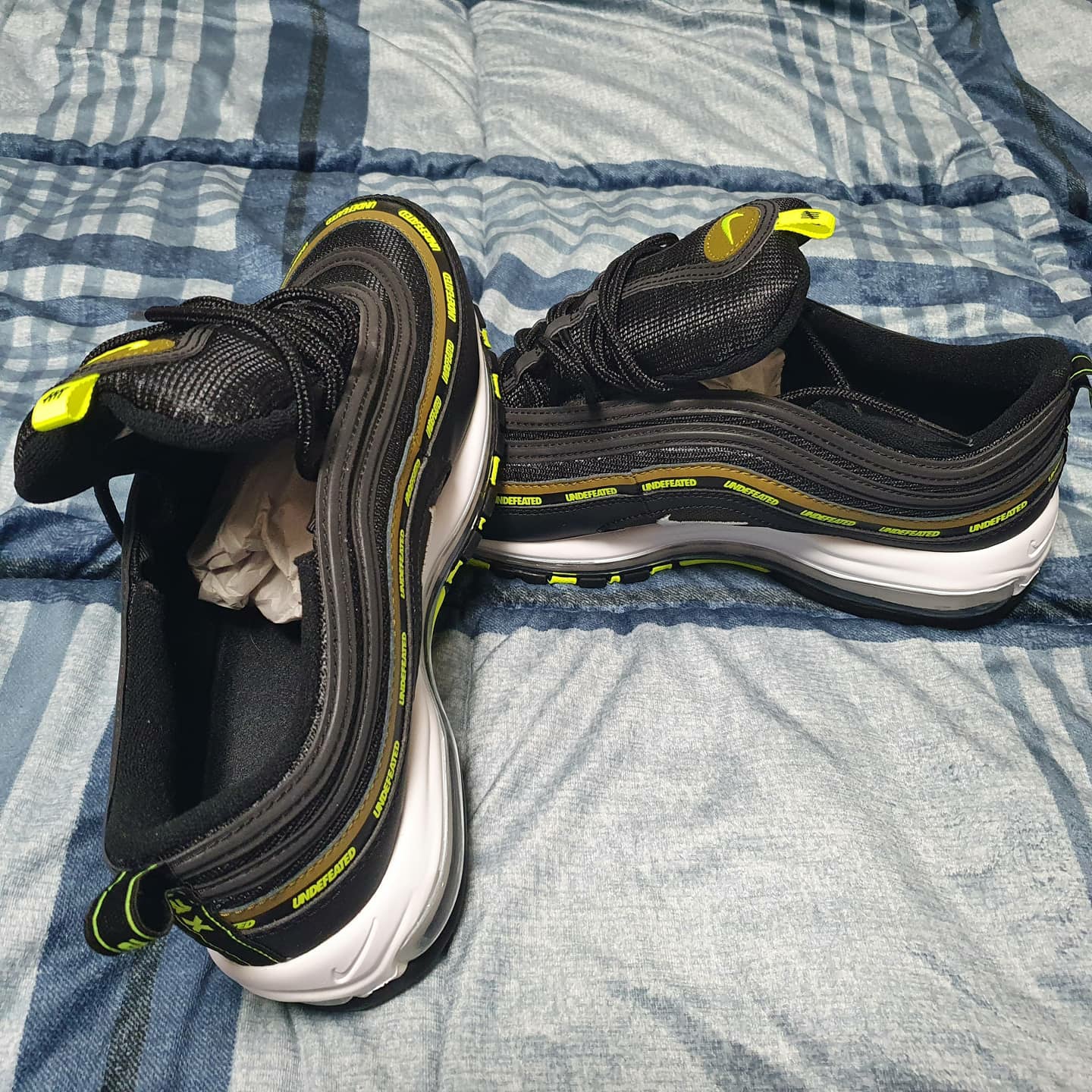 Nike x Undefeated Air Max 97 Black Volt 착용 스타일 - 3