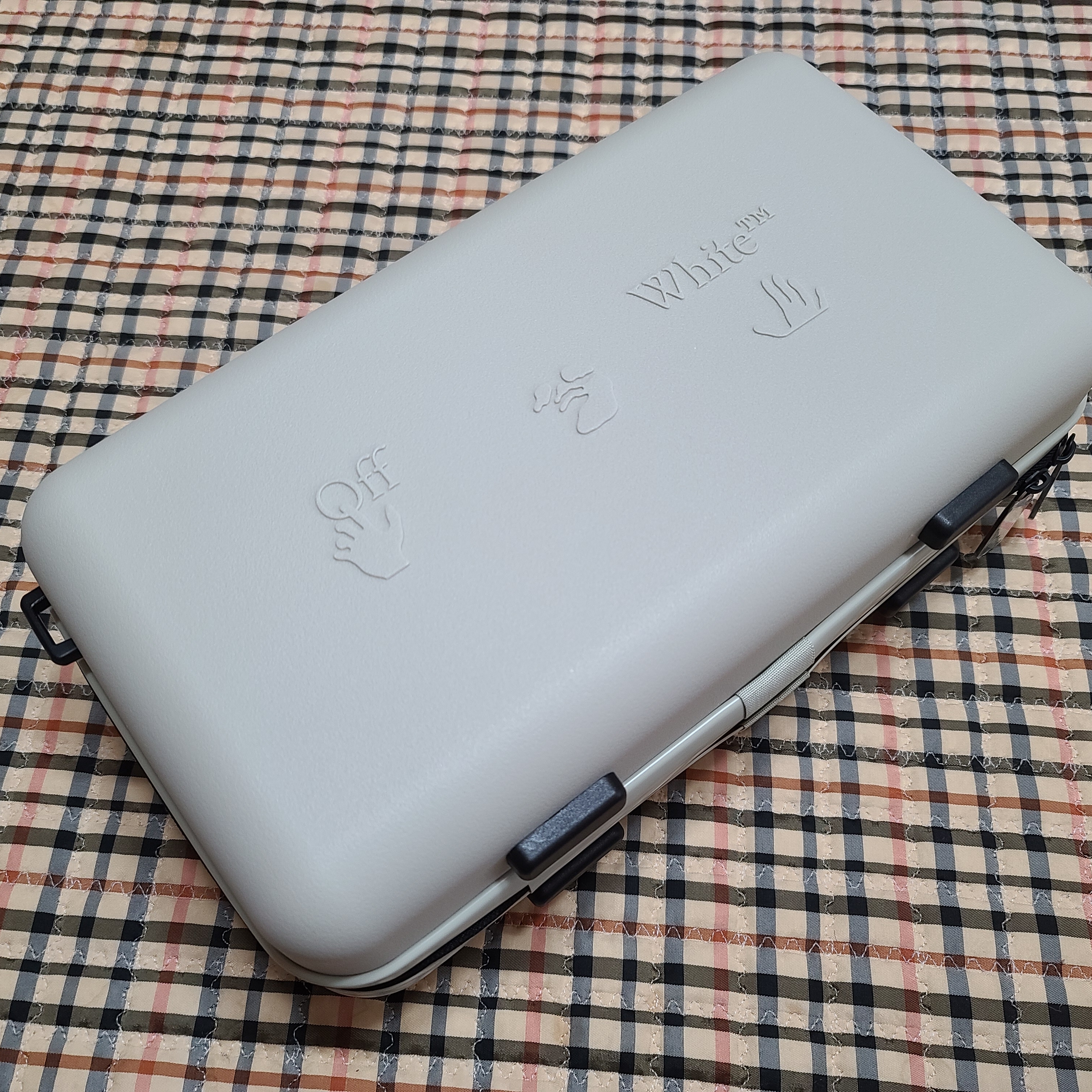 Off-White x Amore Pacific Protection Box (Without Cosmetics) 착용 스타일 - 2
