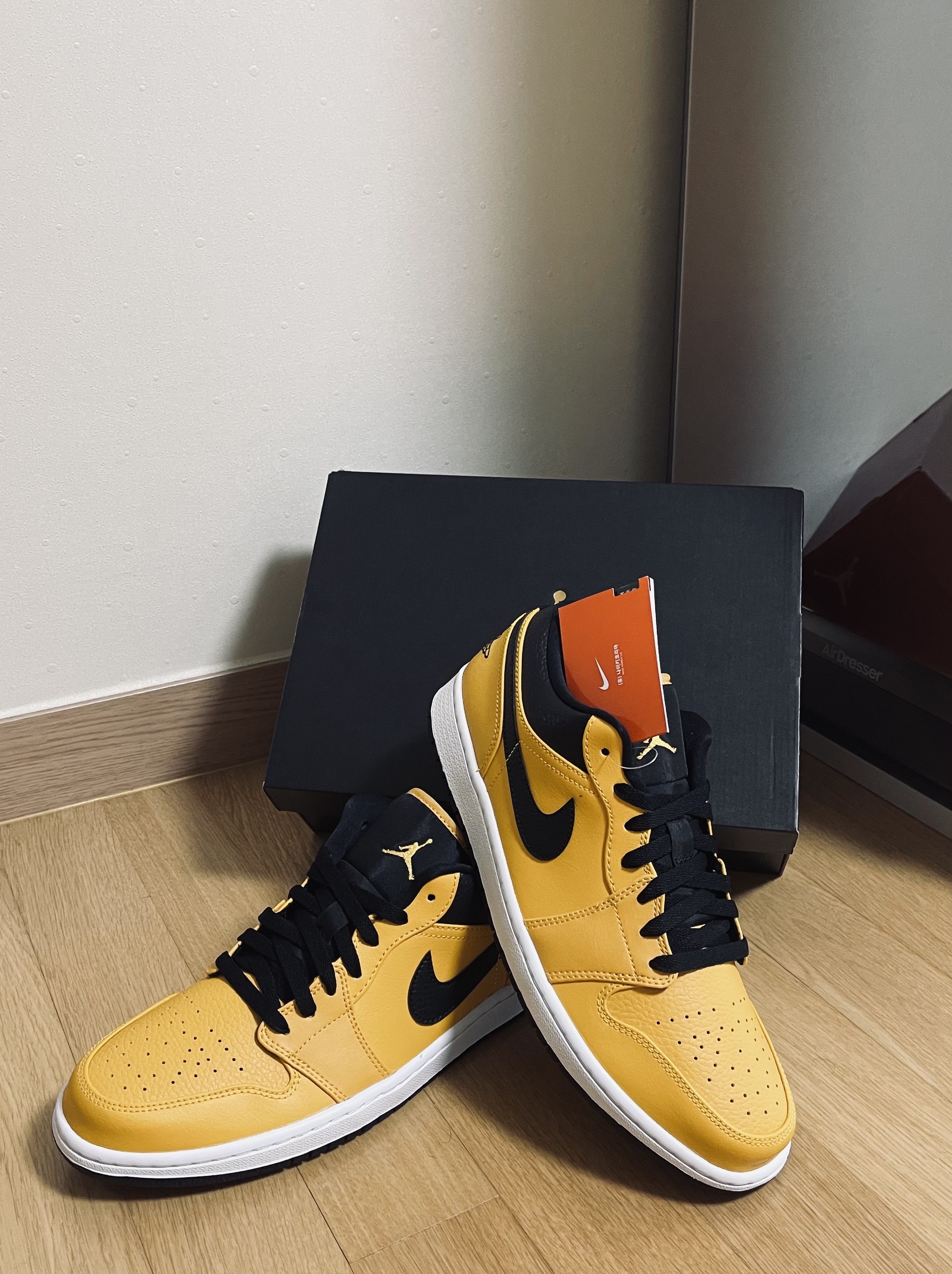 Jordan 1 Low University Gold Black 착용 스타일