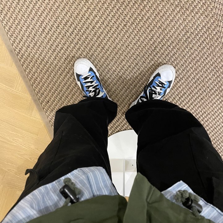 Nike x Sacai Blazer Mid White Black Legend Blue 착용 스타일 - 2