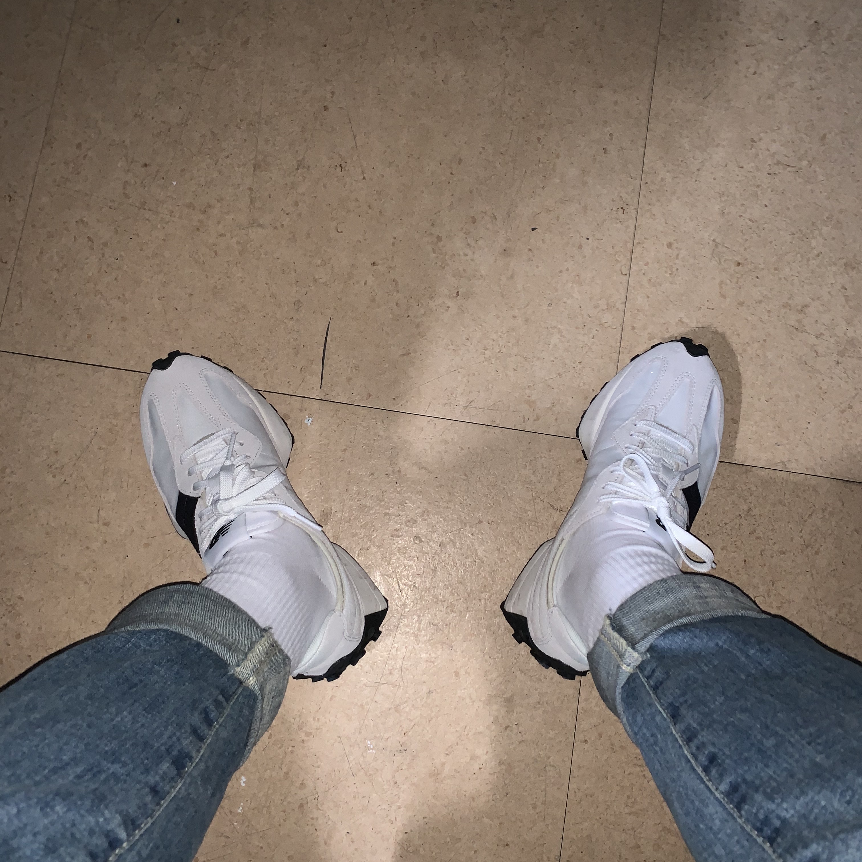 New Balance 327 White Black 착용 스타일