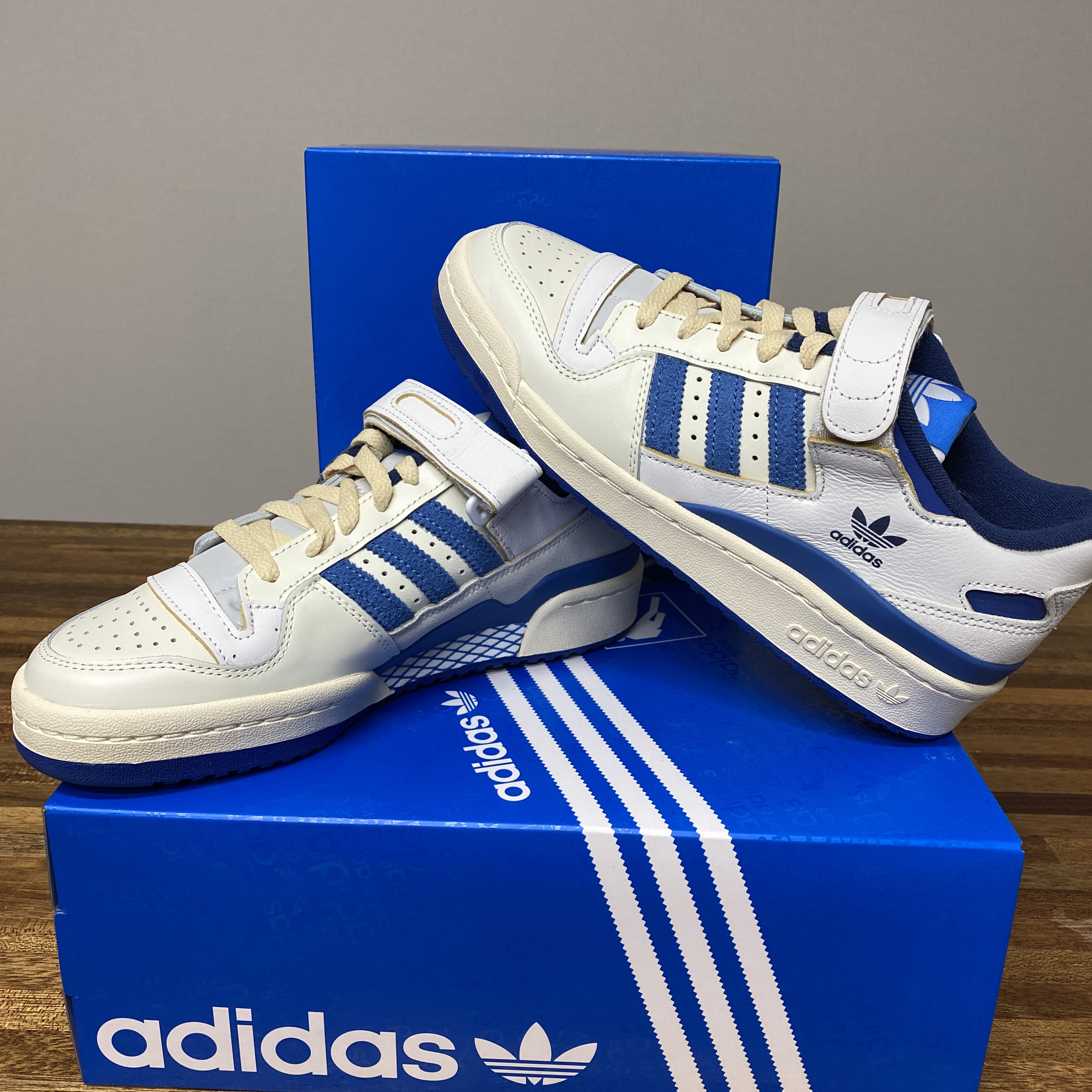 Adidas Forum 84 Low Beige, Adidas OG Forum 84 Low Blue Thread 착용 스타일 - 2